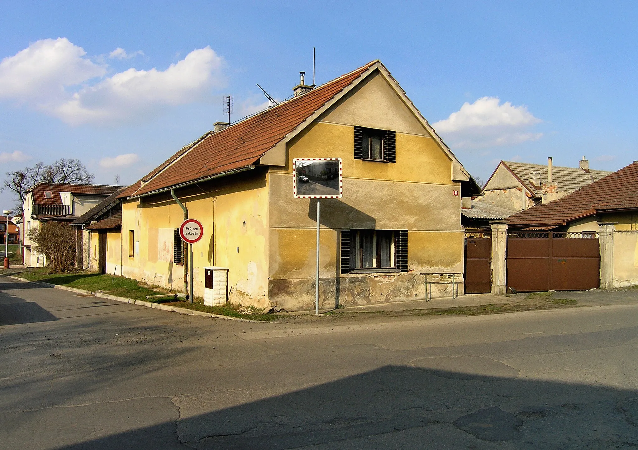 Photo showing: Mlékojedská street in Tišice village, Czech Republic