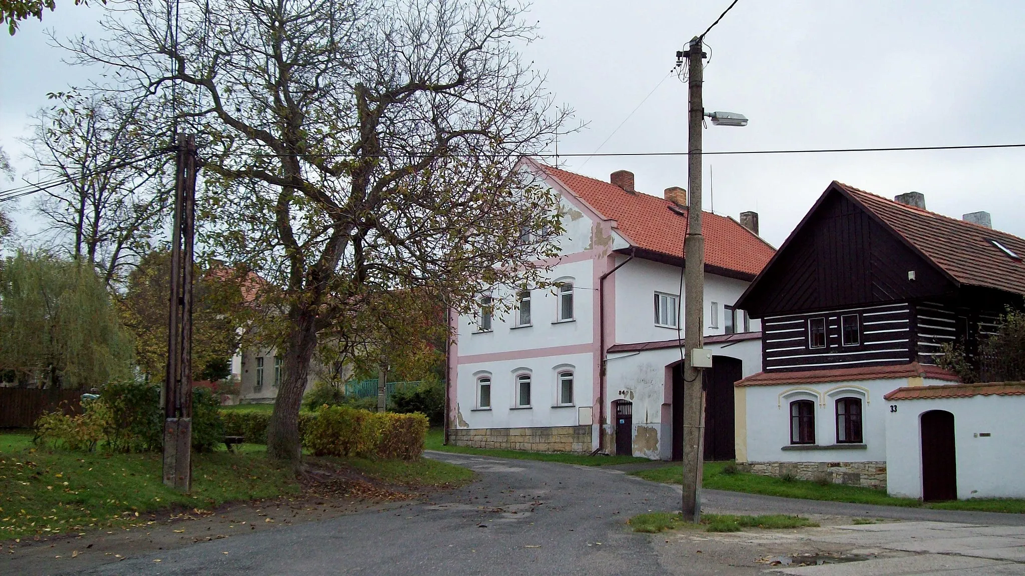 Photo showing: Náves, Střemy, okres Mělník, náves, čp. 33 a 34