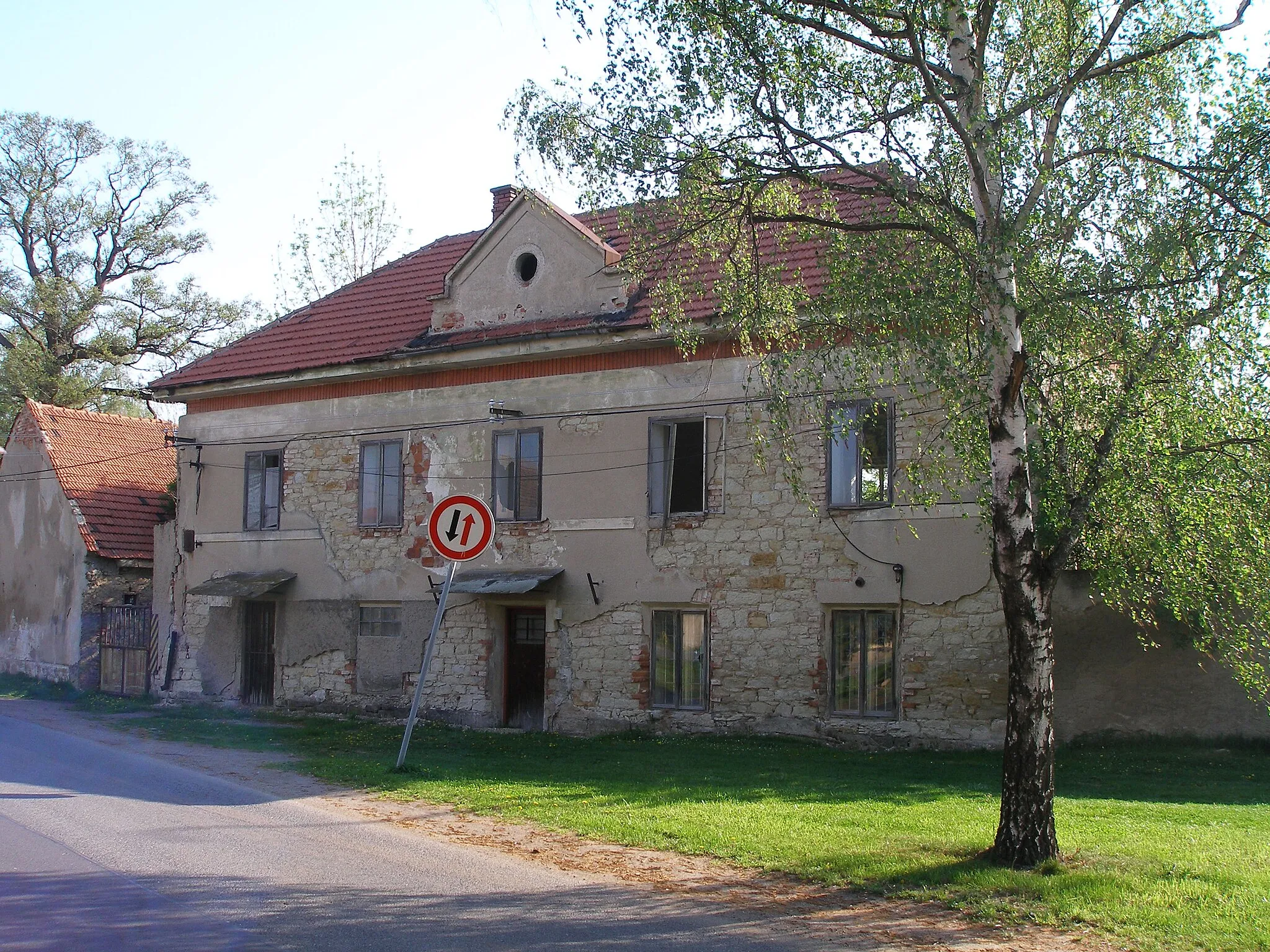 Photo showing: House in village center in Spomyšl.