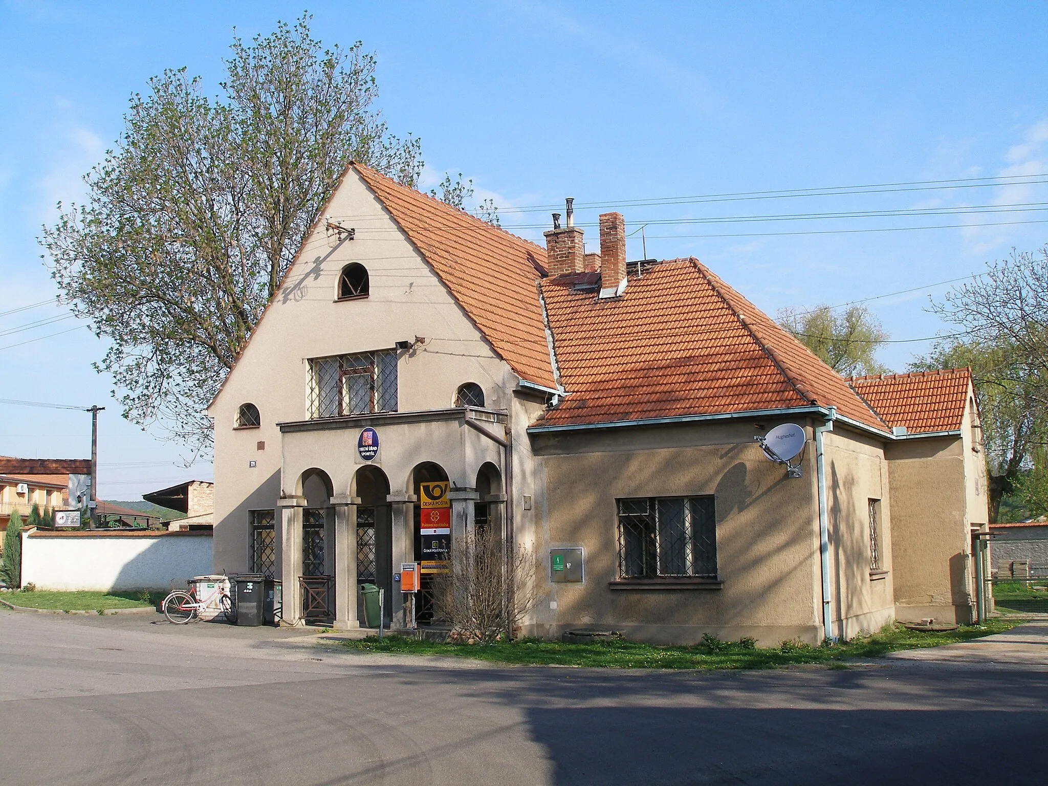 Photo showing: Council joint with fire station in Spomyšl.