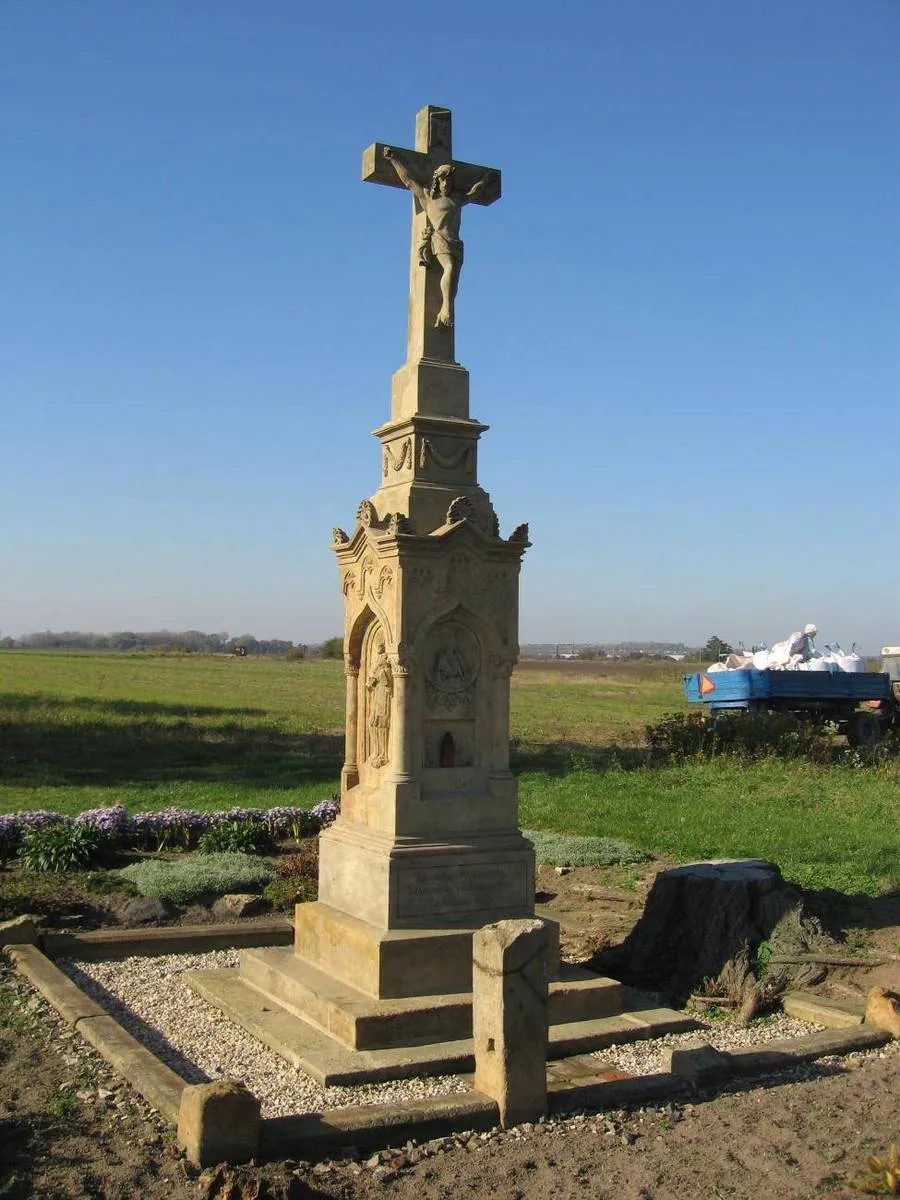 Photo showing: Wayside cross in Ovčáry in Mělník District – entry no. 17773.