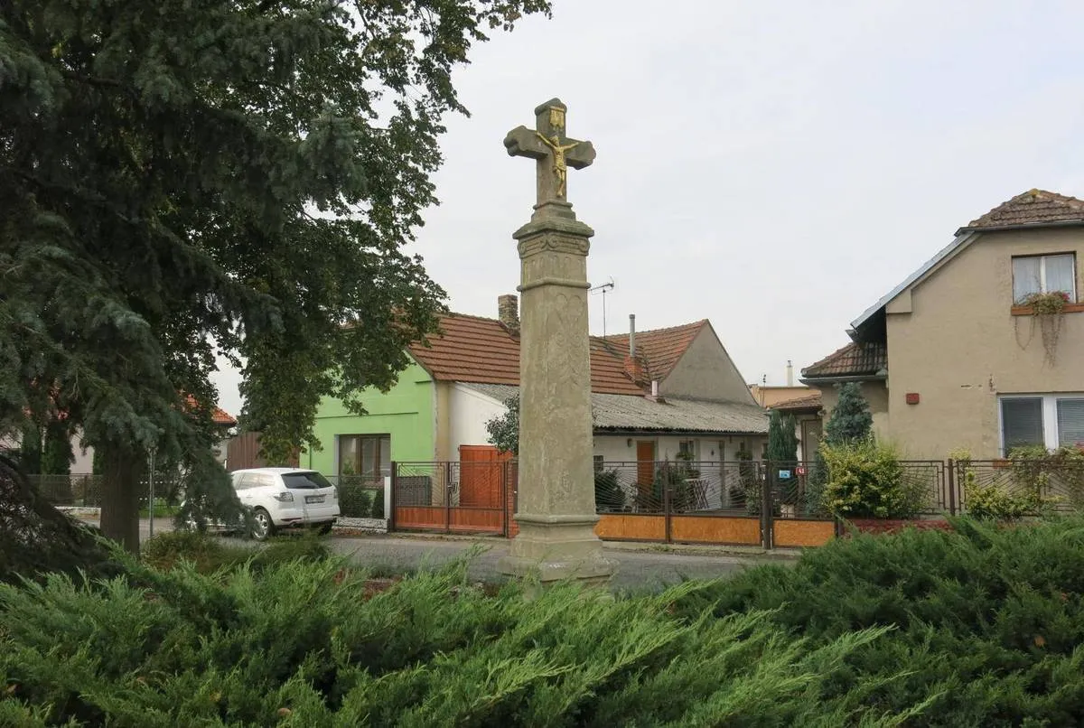 Photo showing: Wayside cross in Ovčáry in Mělník District – entry no. 29603.