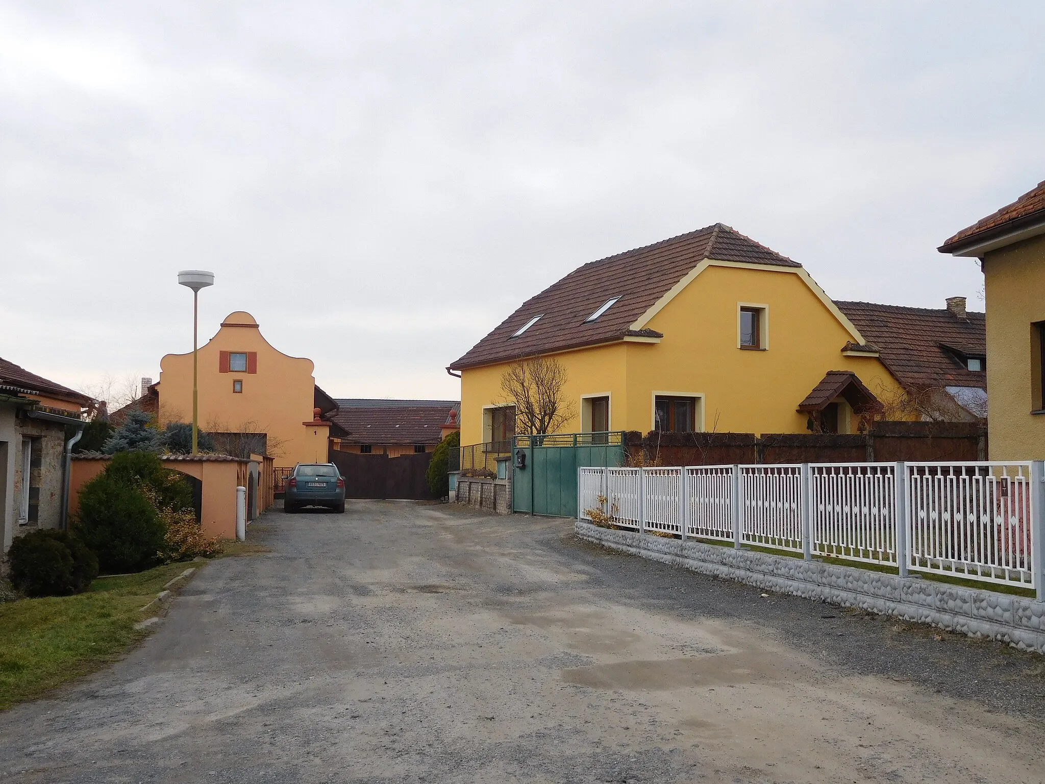 Photo showing: Dům č. p. 1 a dům č. p. 2, pohled na západ od křižovatky