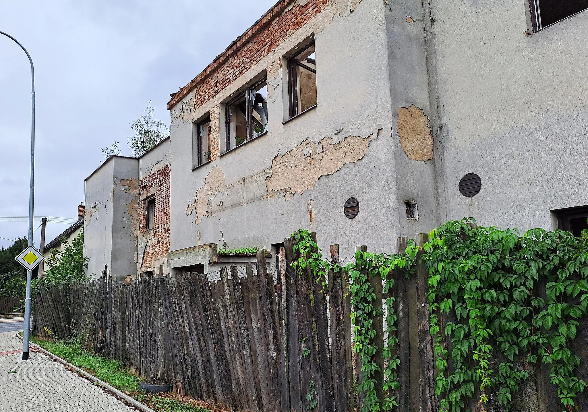 Photo showing: ruina hotelu v Libiši