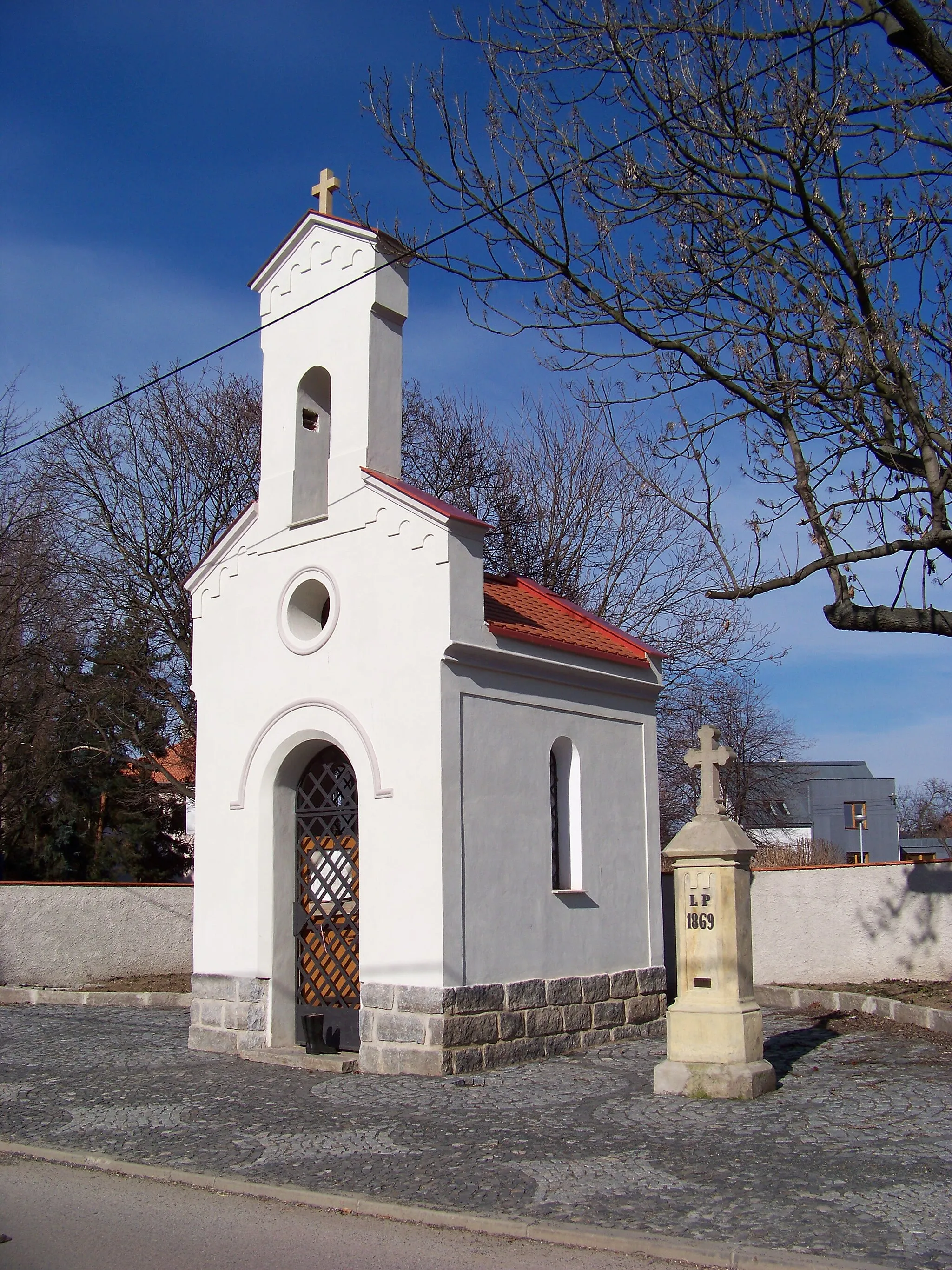 Photo showing: Kralupy nad Vltavou-Lobeček, Mělník District, Central Bohemian Region, the Czech Republic. Ve Starém Lobečku and Vltavská street, a chapel (belfry) and a cross.