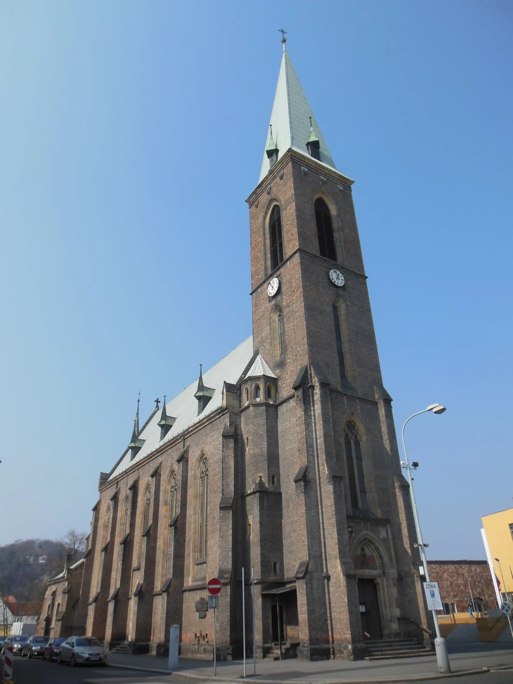 Photo showing: Kralupy nad Vltavou (okres Mělník). Kostel Nanebevzetí Panny Marie a svatého Václava na Palackého náměstí.