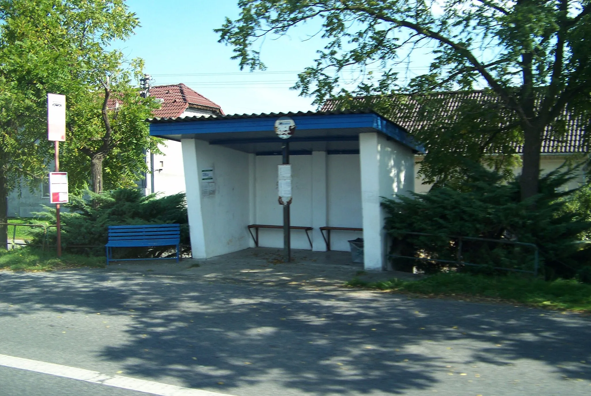 Photo showing: Kly-Větrušice, Mělník District, Central Bohemian Region, Czech Republic. A bus stop.