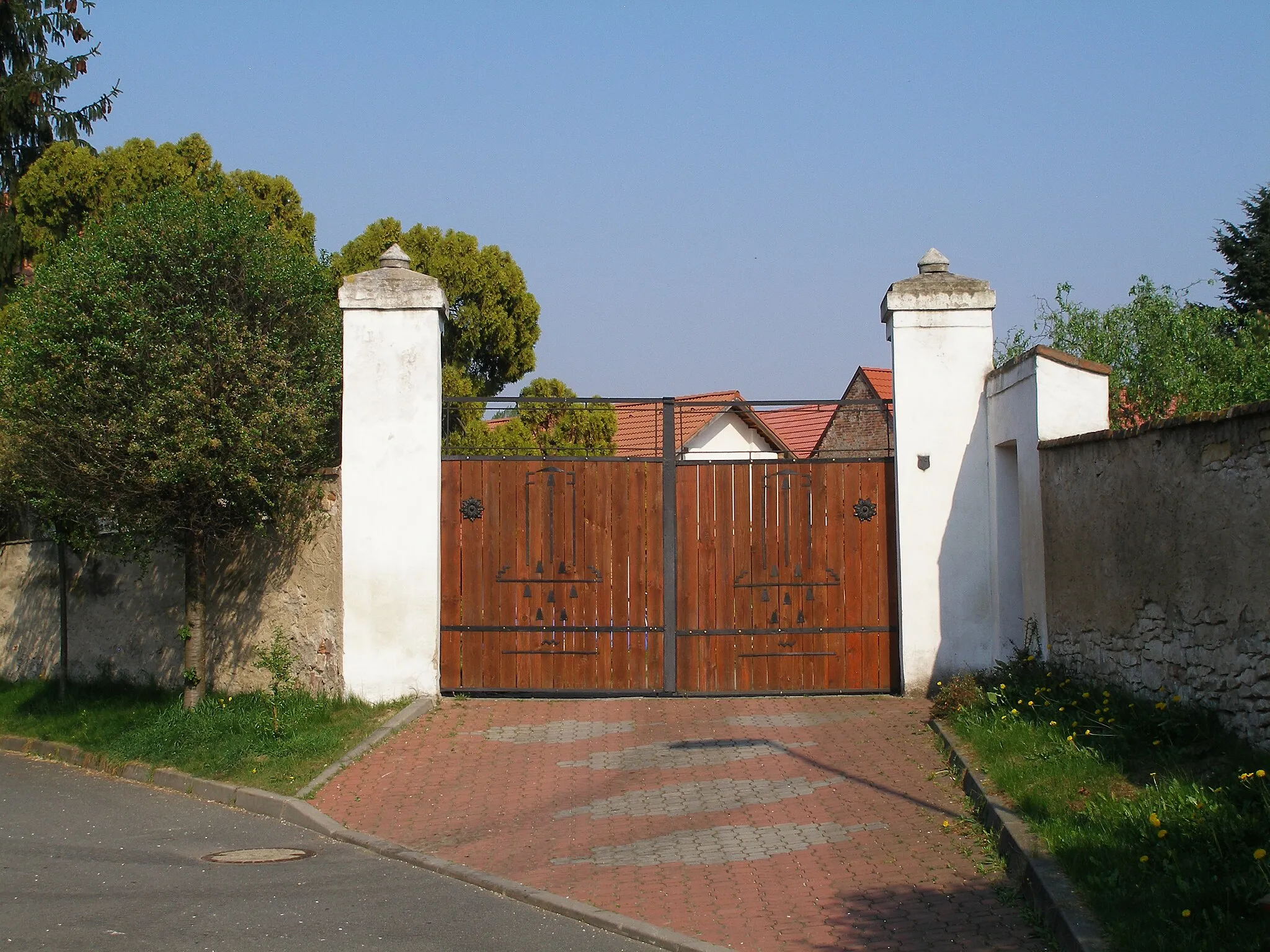 Photo showing: Gates to land at No. 19 in Křivenice.