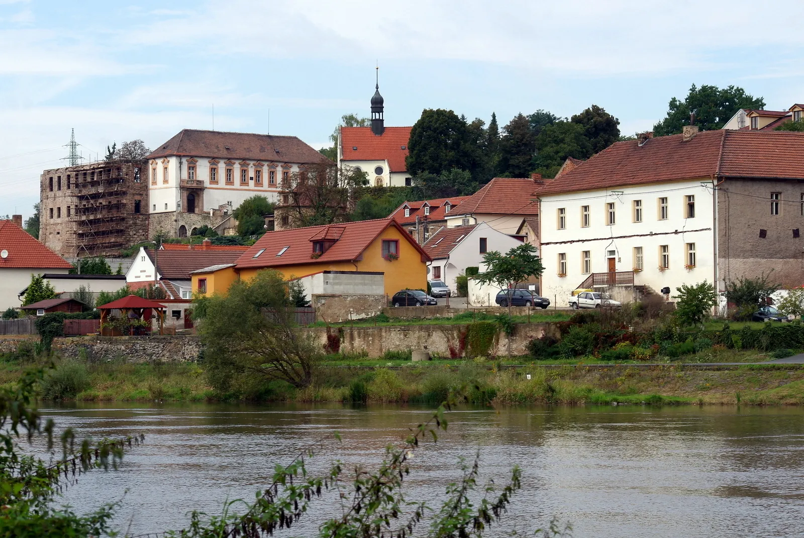 Photo showing: Chvatěruby, view of the historical centrum across the Vltava /Moldau/ river