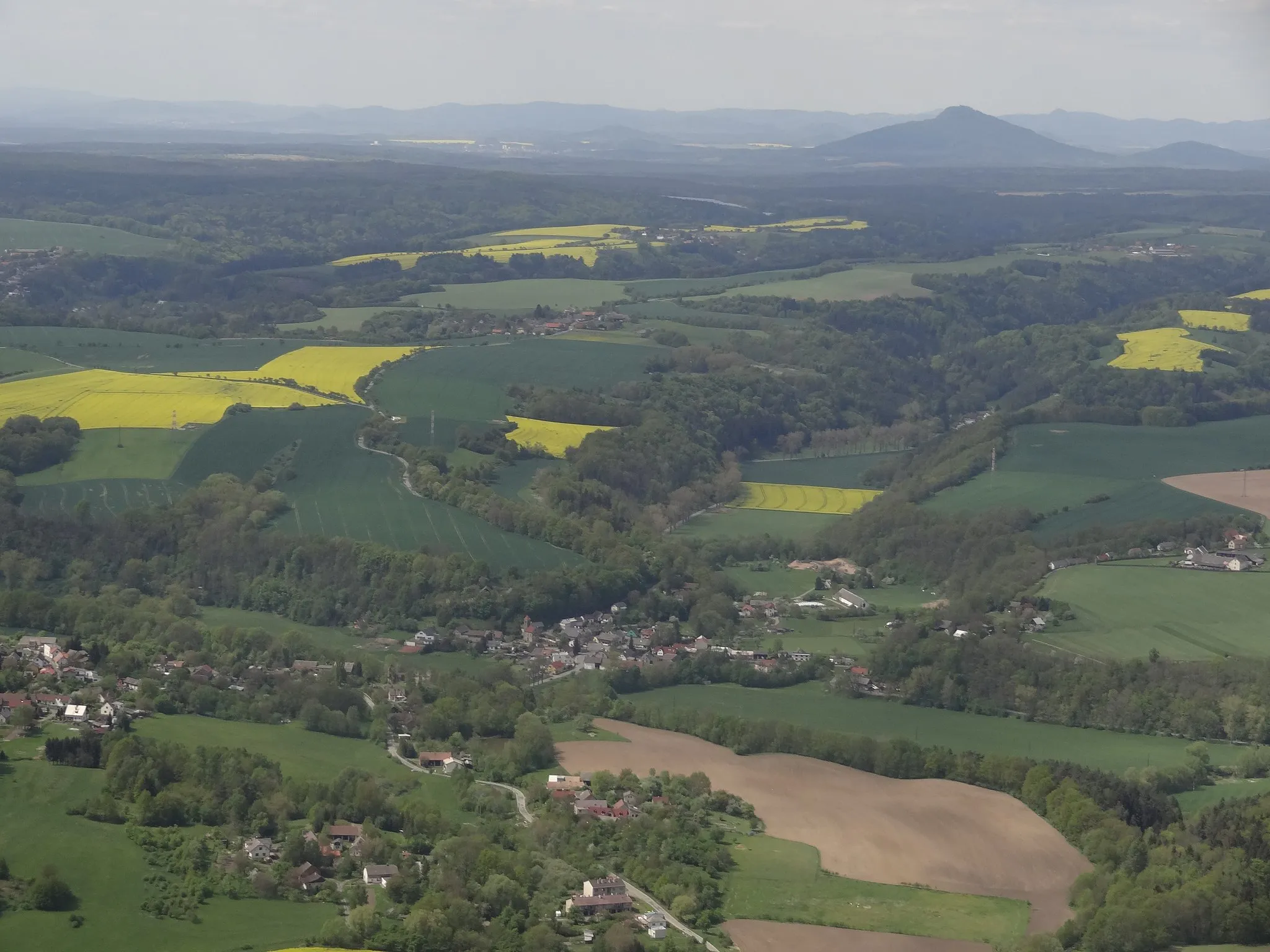 Photo showing: Mohelnice nad Jizerou a okolí z letadla, v popředí Dolení Kruhy a Sychrov-Pazderna