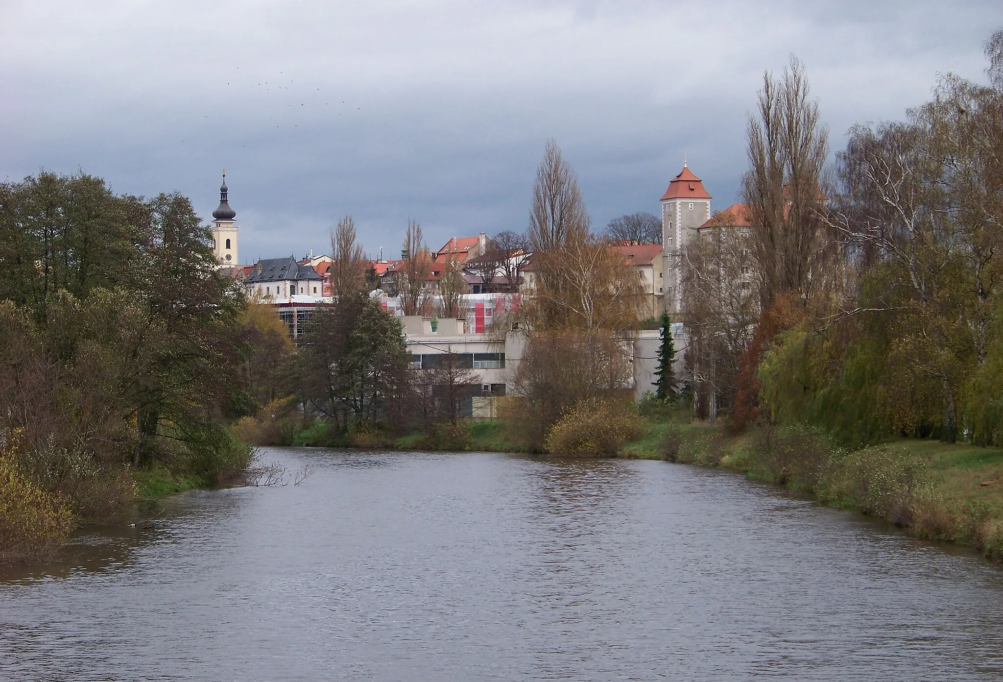 Photo showing: Mladá Boleslav-Čejetičky, Mladá Boleslav District, Central Bohemian Region, Czech Republic. Jizera river, a view of the city.