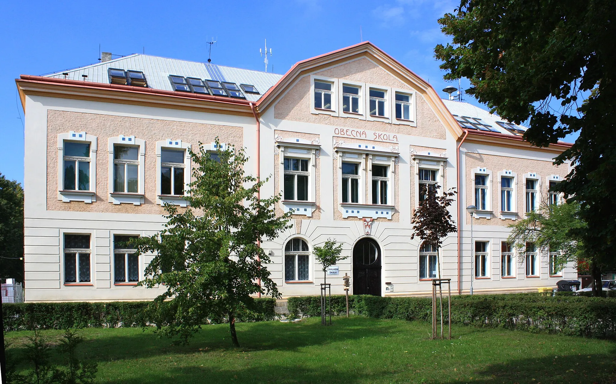 Photo showing: Elementary school in Luštěnice, Czech Republic