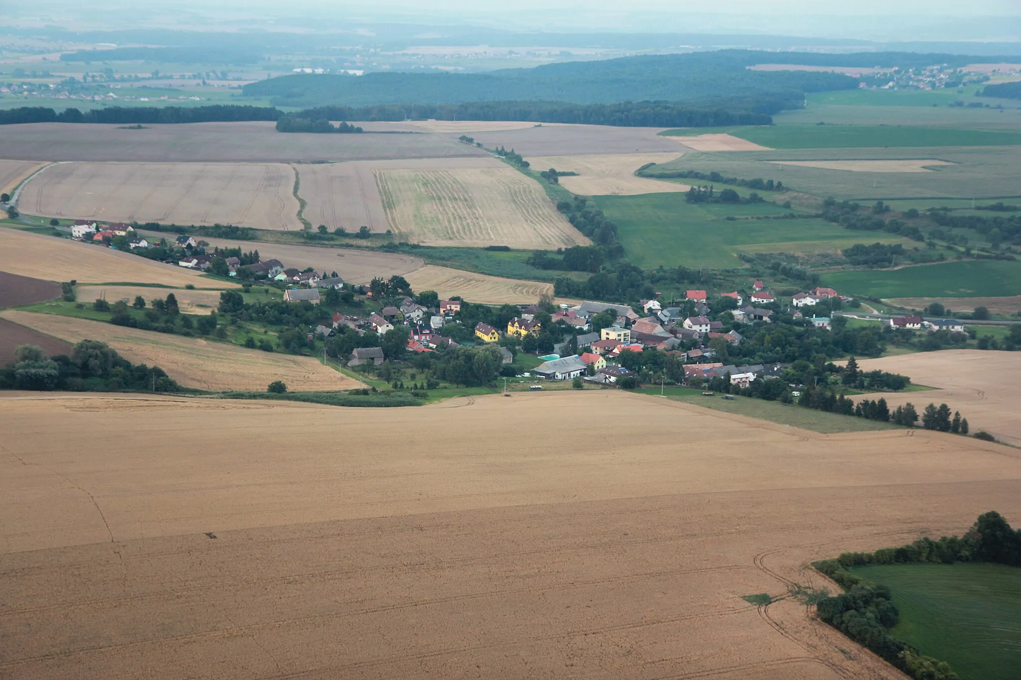 Photo showing: South view of Ctiměřice village, Czech Republic