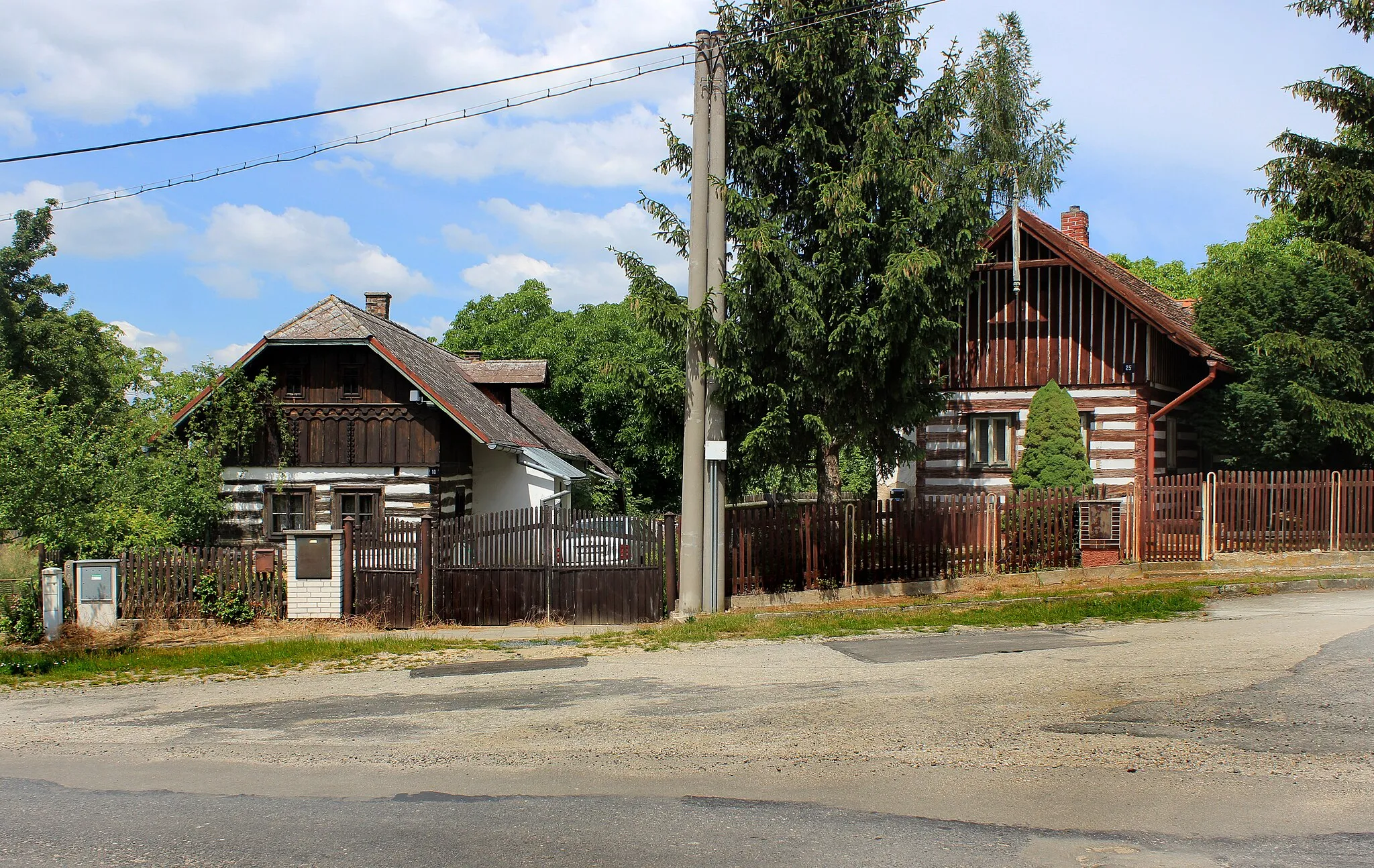 Photo showing: Old houses in Chudíř, Czech Republic.