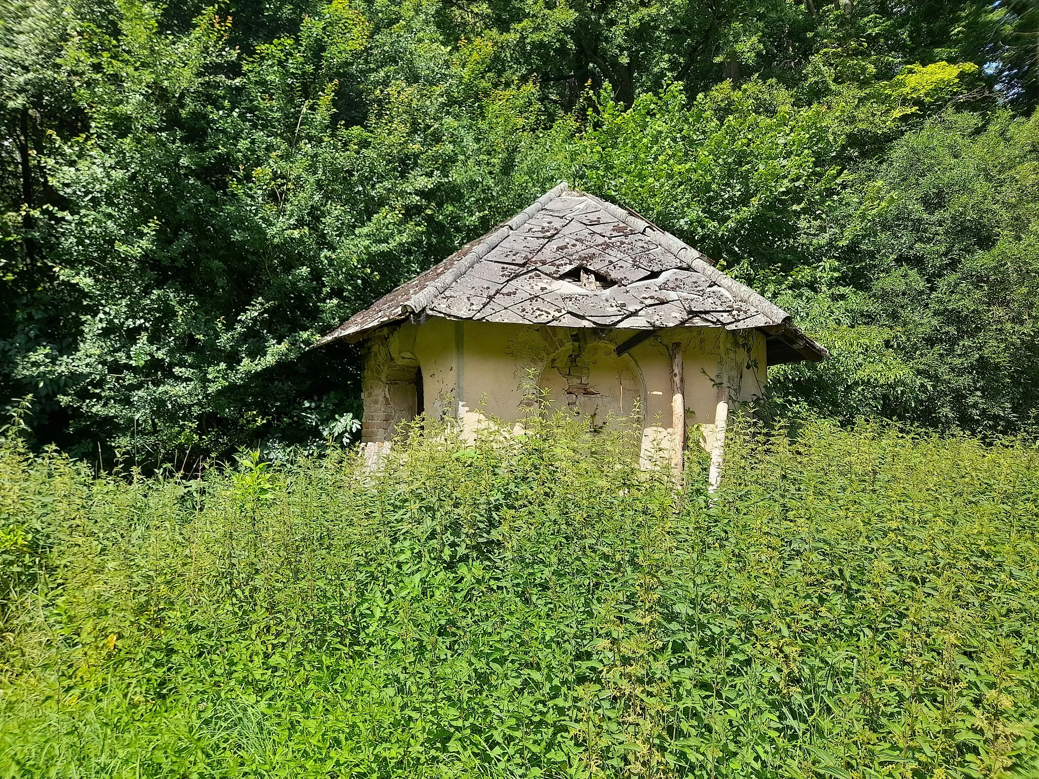 Photo showing: Studna u bývalé hájovny/myslivny Suchá jižně od vsi Líny (Bukovno).