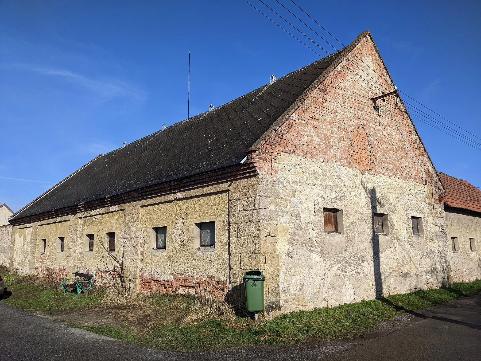 Photo showing: Brodce (nad Jizerou) - kamenná stodola v Hluboké ul. za čp. 52