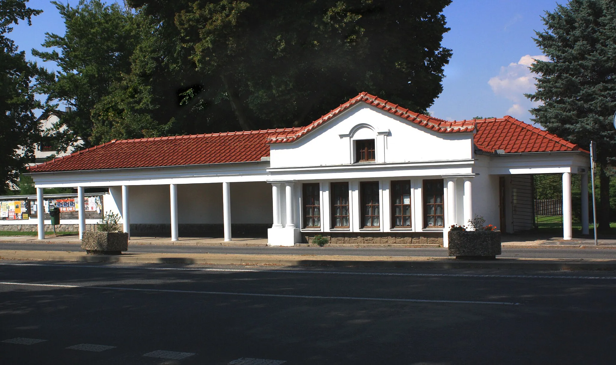 Photo showing: Bus stop in Bezno, Czech Republic