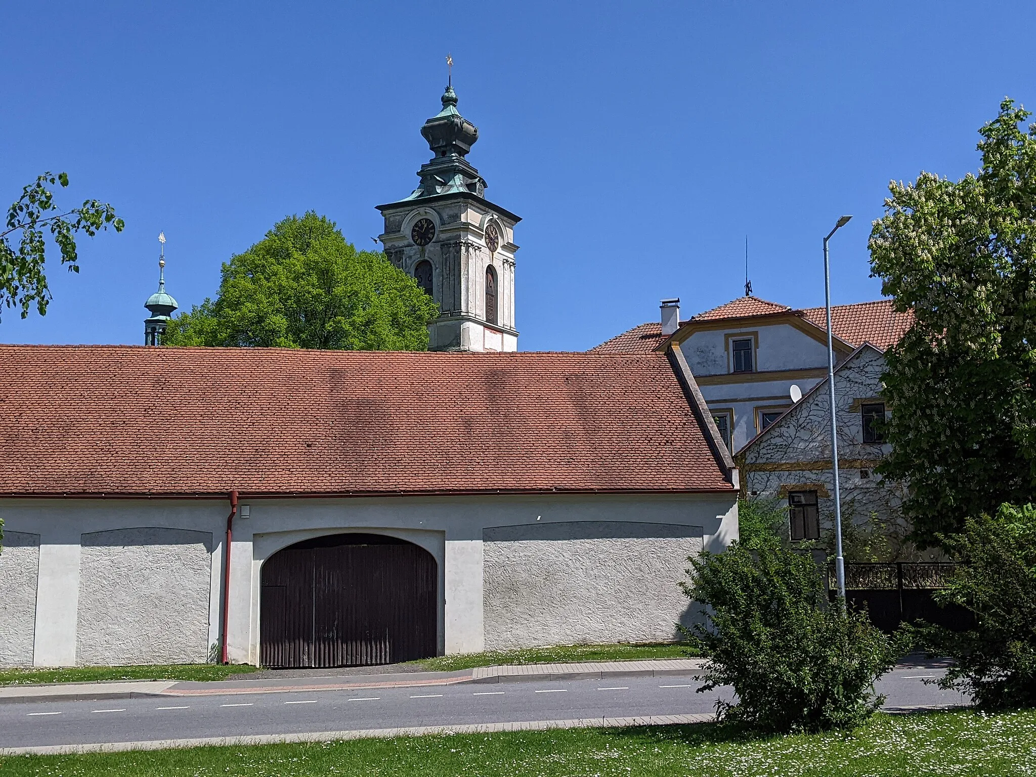 Photo showing: Bezno - čp. 78 ve Šmerhovské ulici, v pozadí kostel sv. Petra a Pavla
