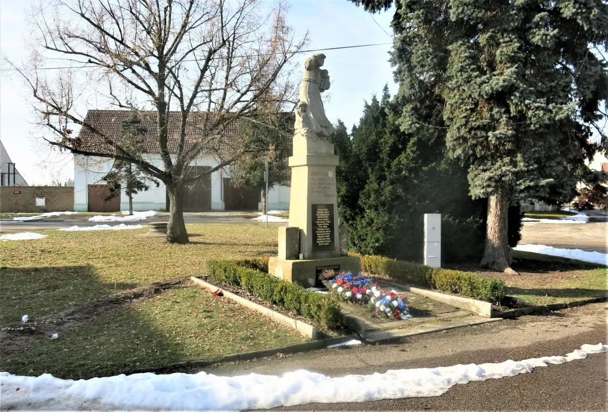 Photo showing: War memorial in Třebestovice in Nymburk District – entry no. 43512.
