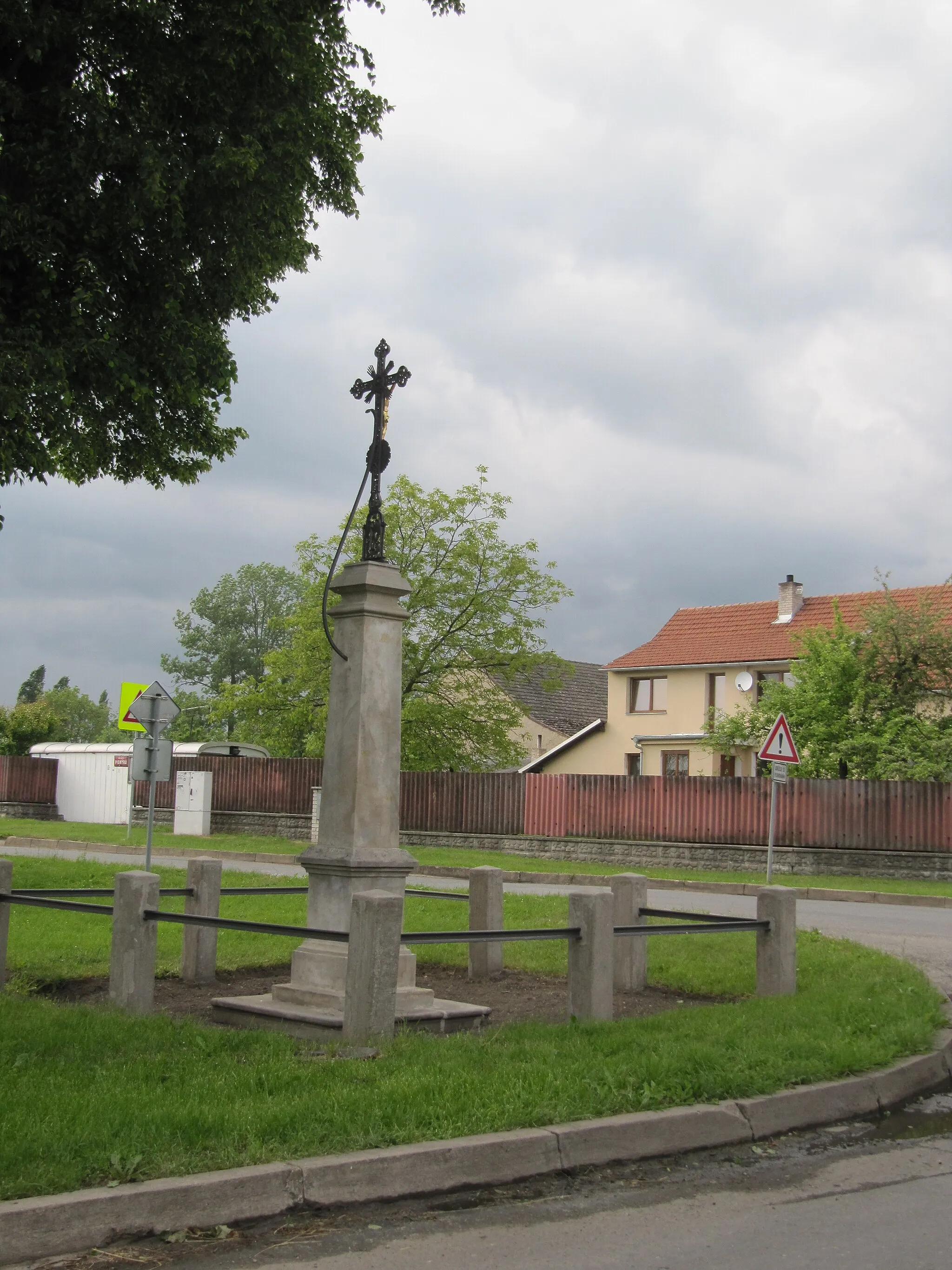 Photo showing: Stratov, Nymburk District, Czech Republic. Chapel of the Holy Trinity of God, built in 1772, rebuilt in 1923.