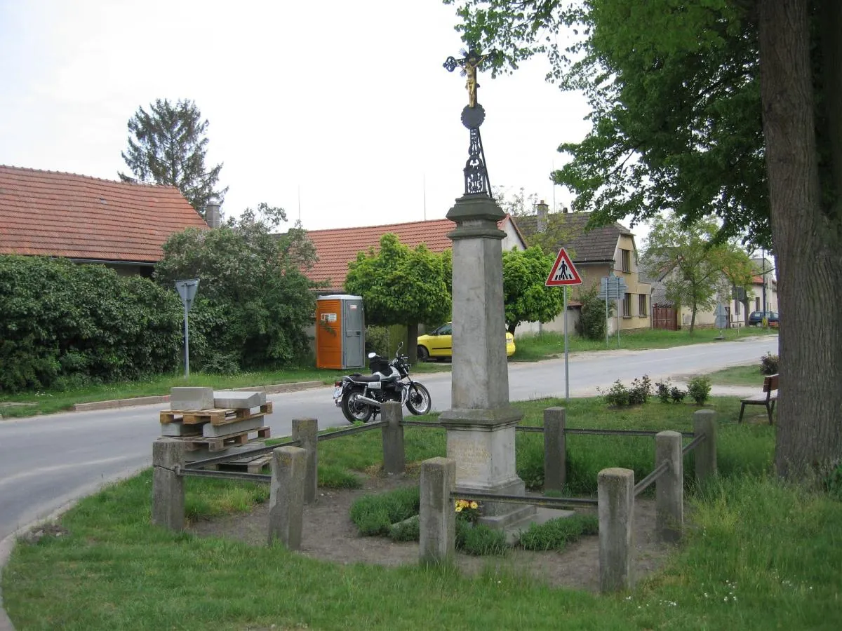 Photo showing: Wayside cross in Stratov in Nymburk District – entry no. 35997.