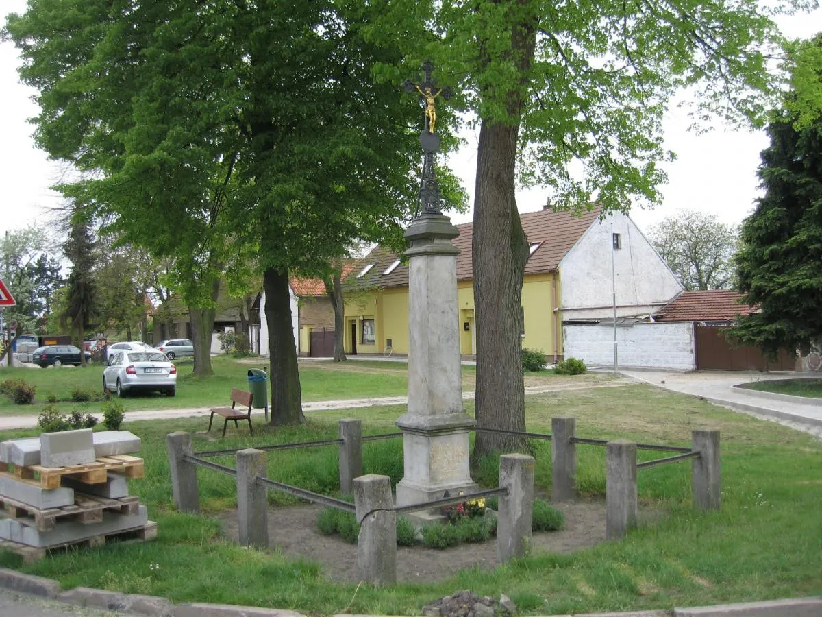 Photo showing: Wayside cross in Stratov in Nymburk District – entry no. 35997.