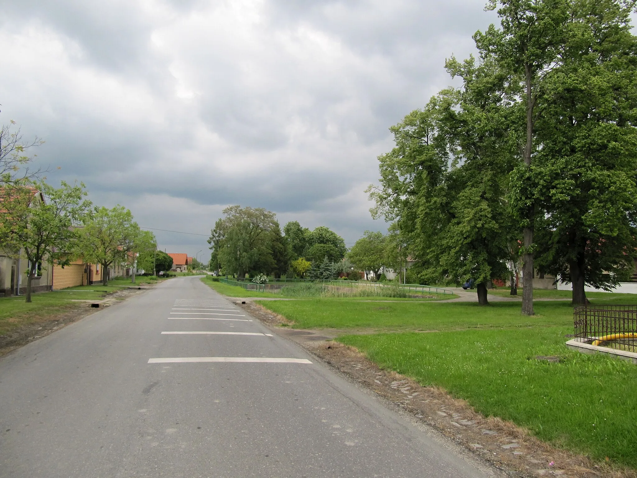 Photo showing: Stratov, Nymburk District, Czech Republic. Village green.
