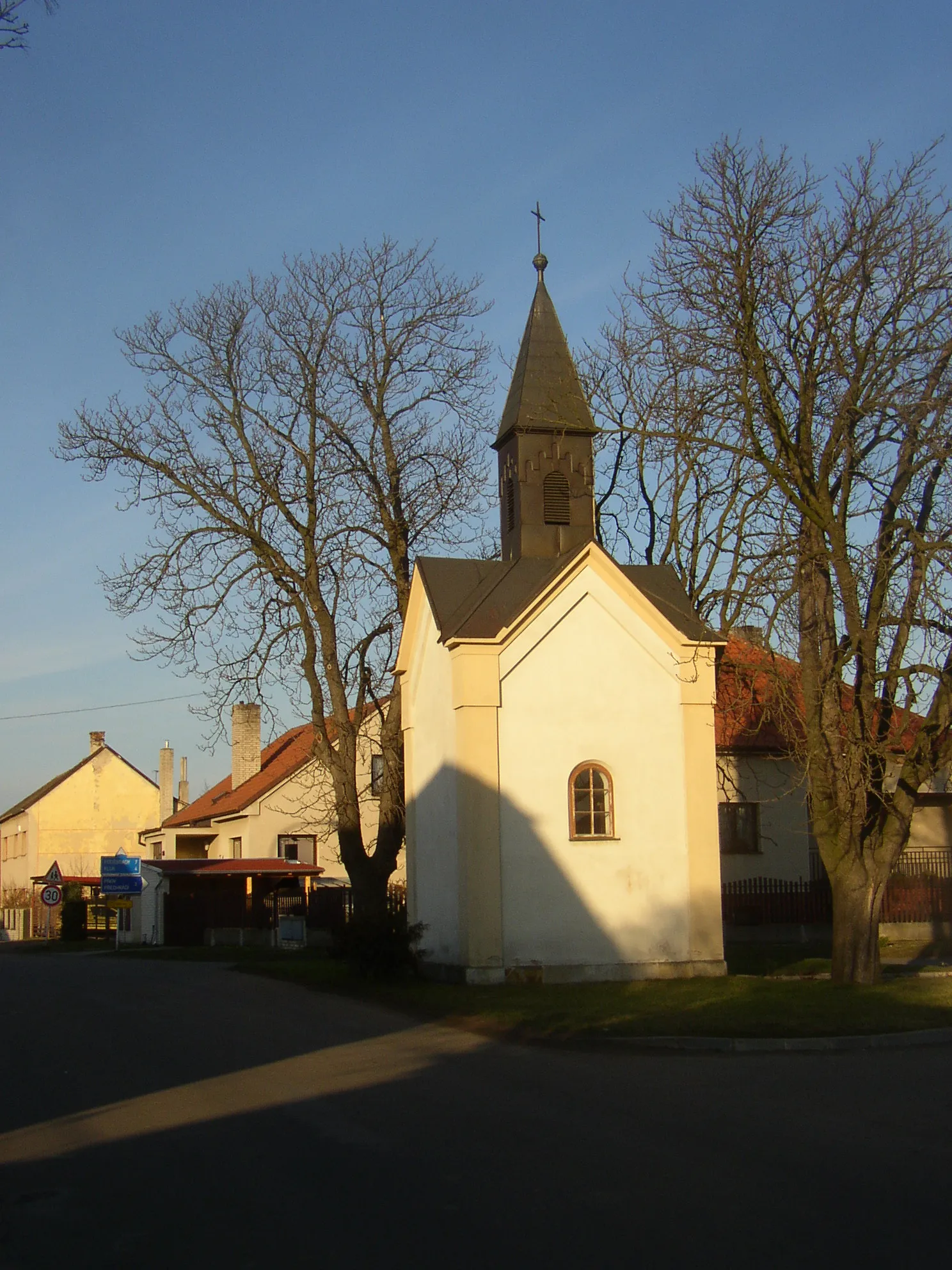 Photo showing: Sokoleč, okres Nymburk. Kaplička na křižovatce ulic Cerhenské a V Lípách, pohled od jihu.