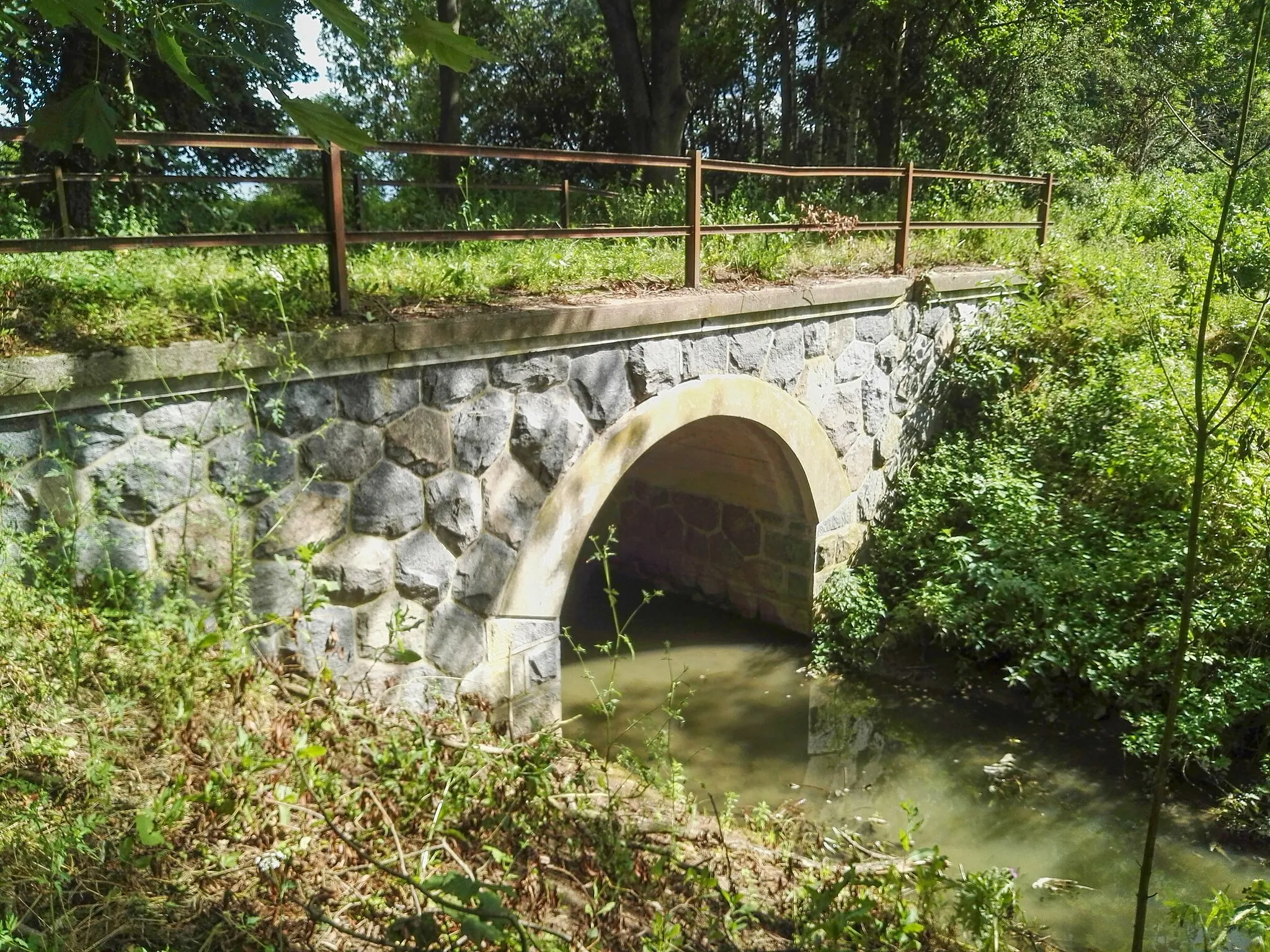 Photo showing: Oskořínek, U tří mostů, kamenný most přes Ronovku pro polní cestu