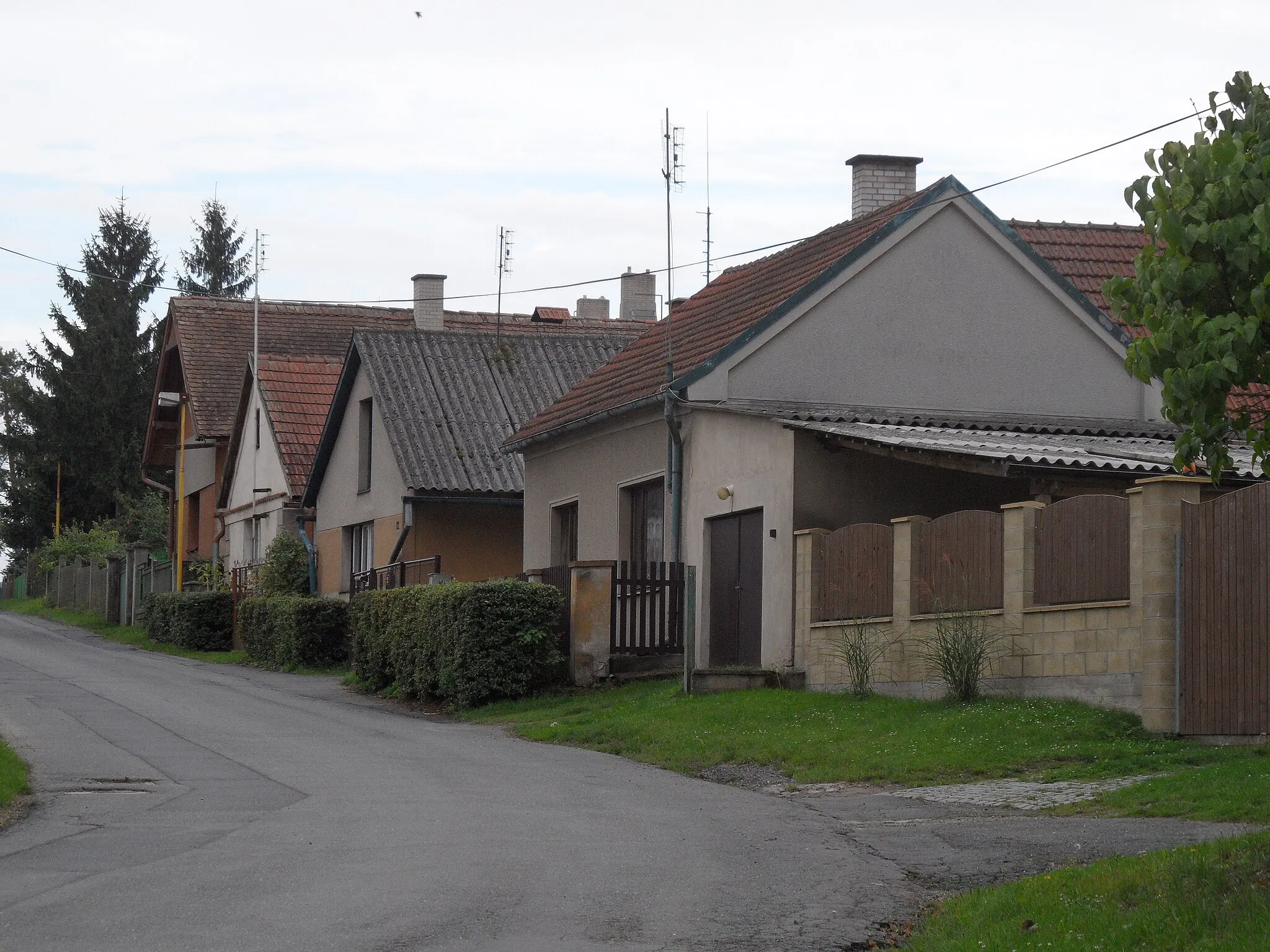 Photo showing: Oskořínek C. Houses Along Chlebská street: Direction to Chleby, Nymburk District, the Czech Republic.