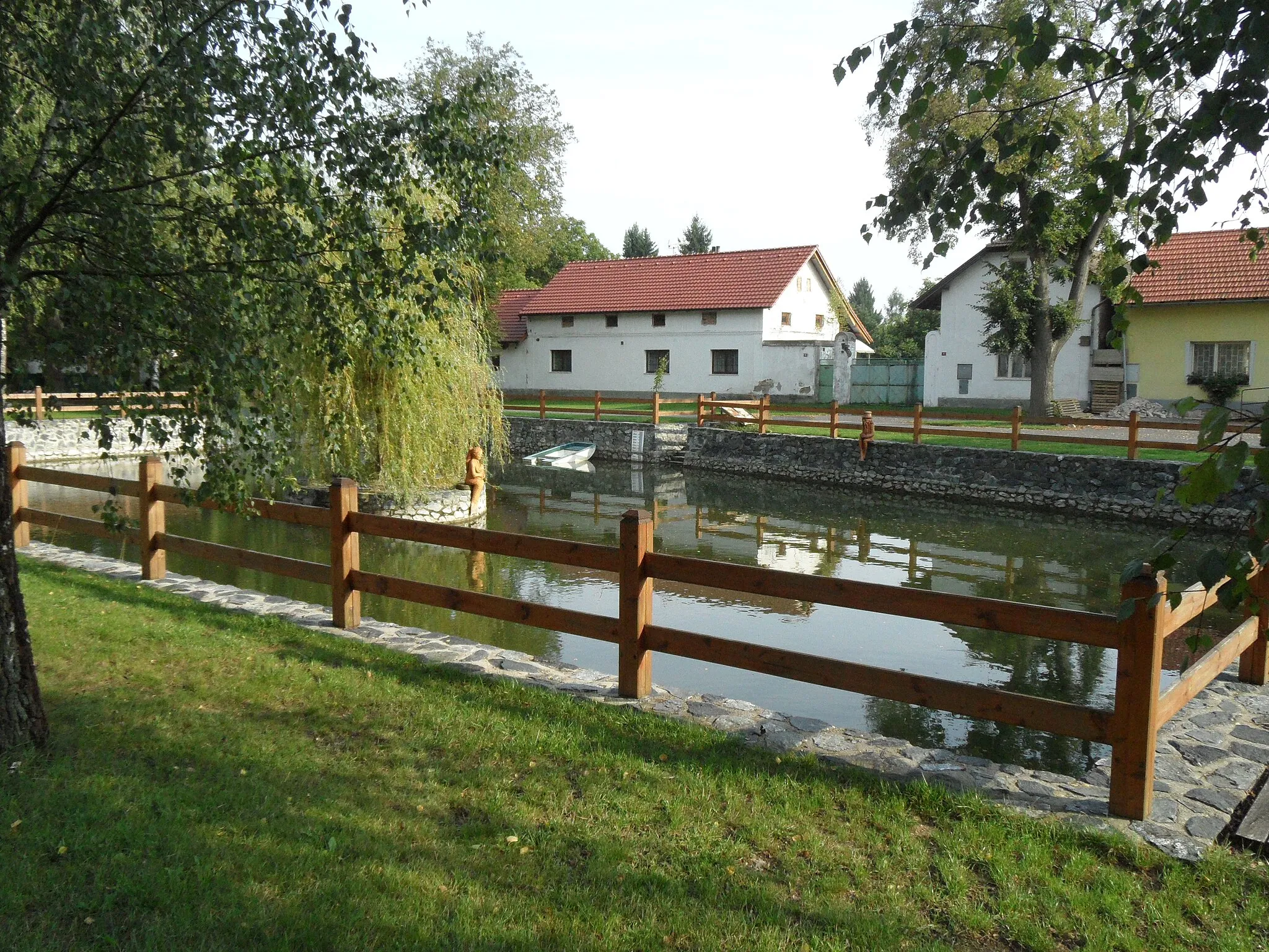 Photo showing: Oseček G. Small Pond and Houses in Background, Nymburk District, the Czech Republic.