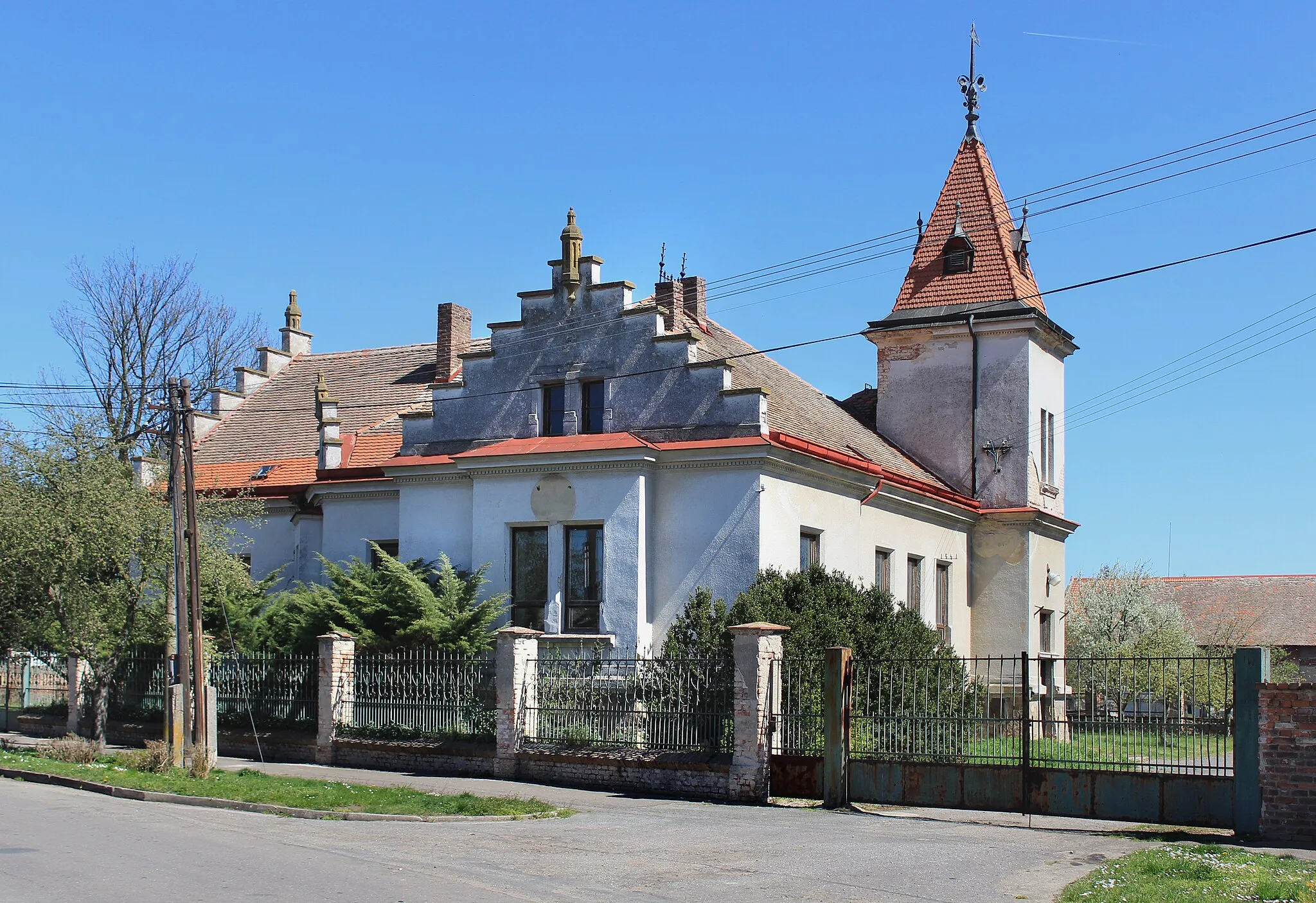 Photo showing: Farmer's house in Opolany, Czech Republic.