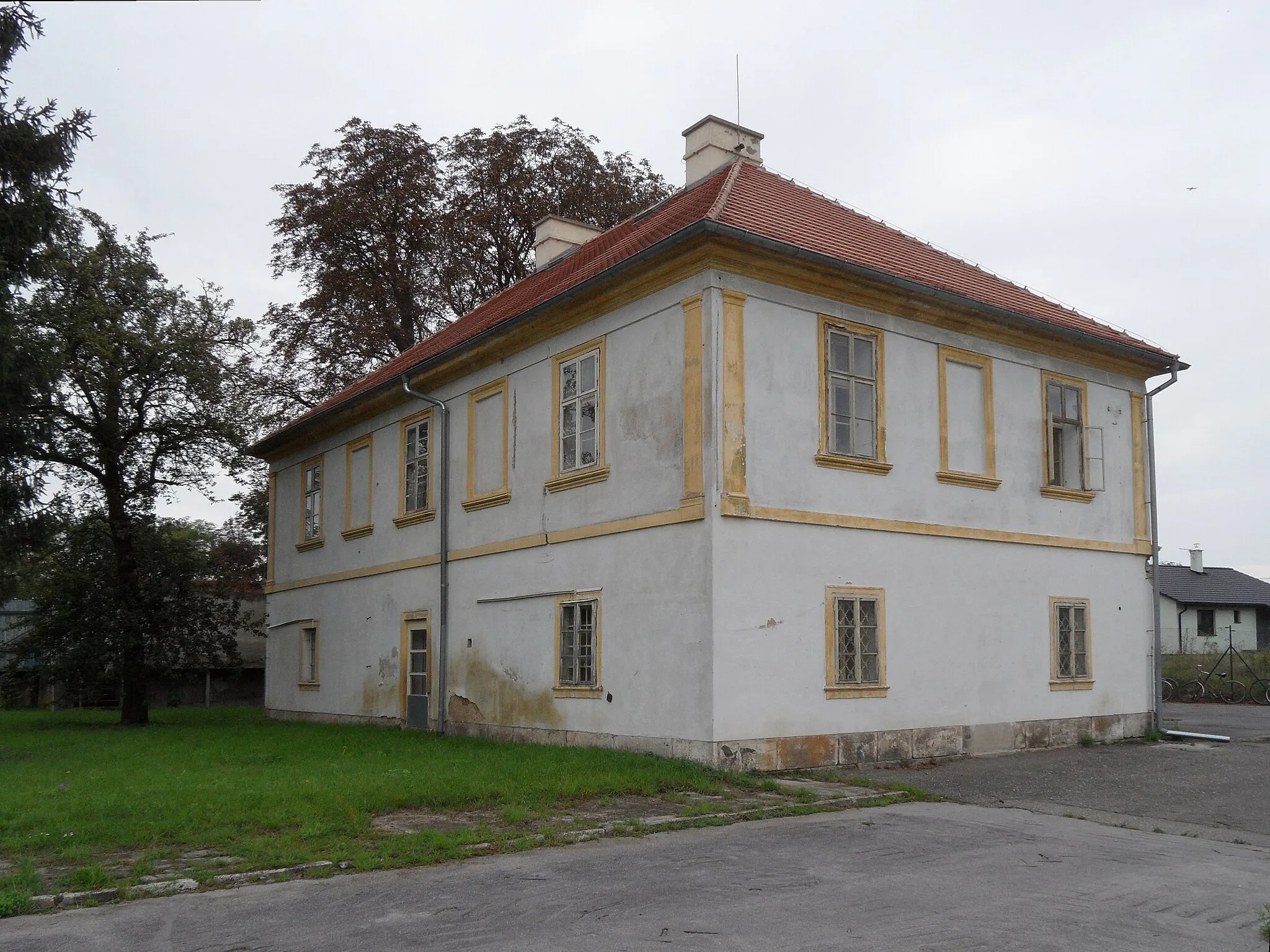 Photo showing: Drahelice M. Former Water Mill Bašta: Overview from South-West, Nymburk District, the Czech Republic.