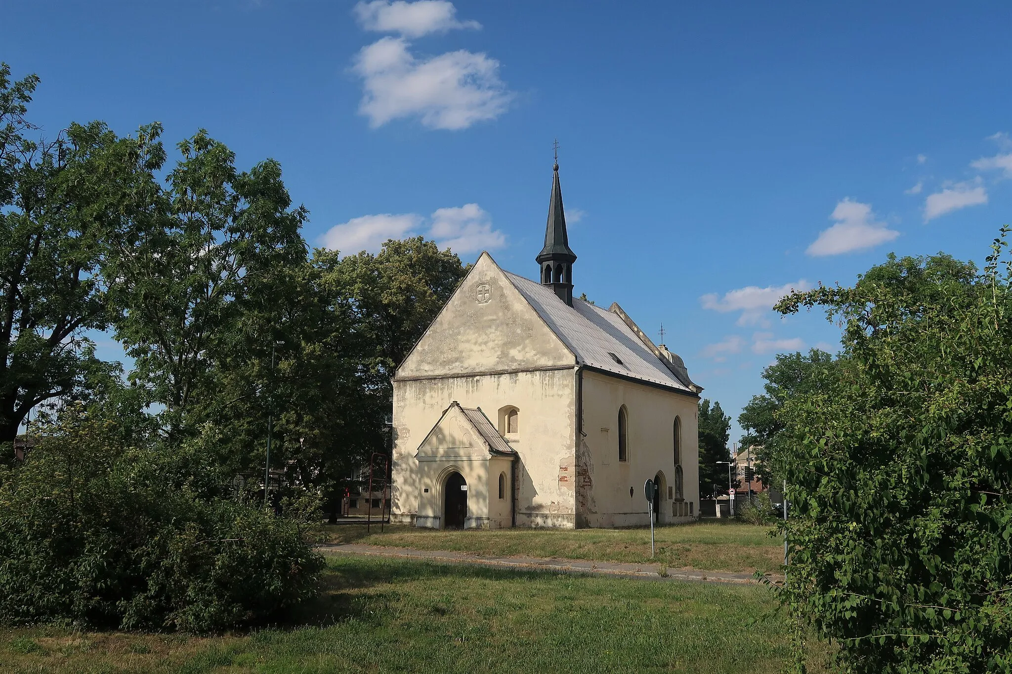 Photo showing: Kostel sv. Jiří (1569) s bývalým hřbitovem v Tyršově ulici.