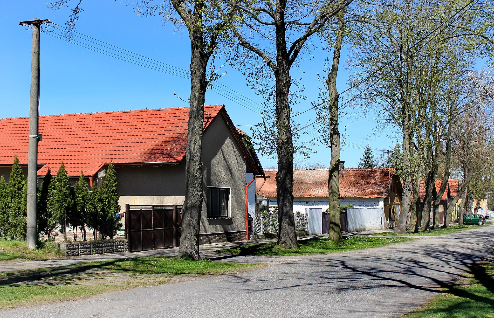 Photo showing: Side street in Kovanice, Czech Republic.