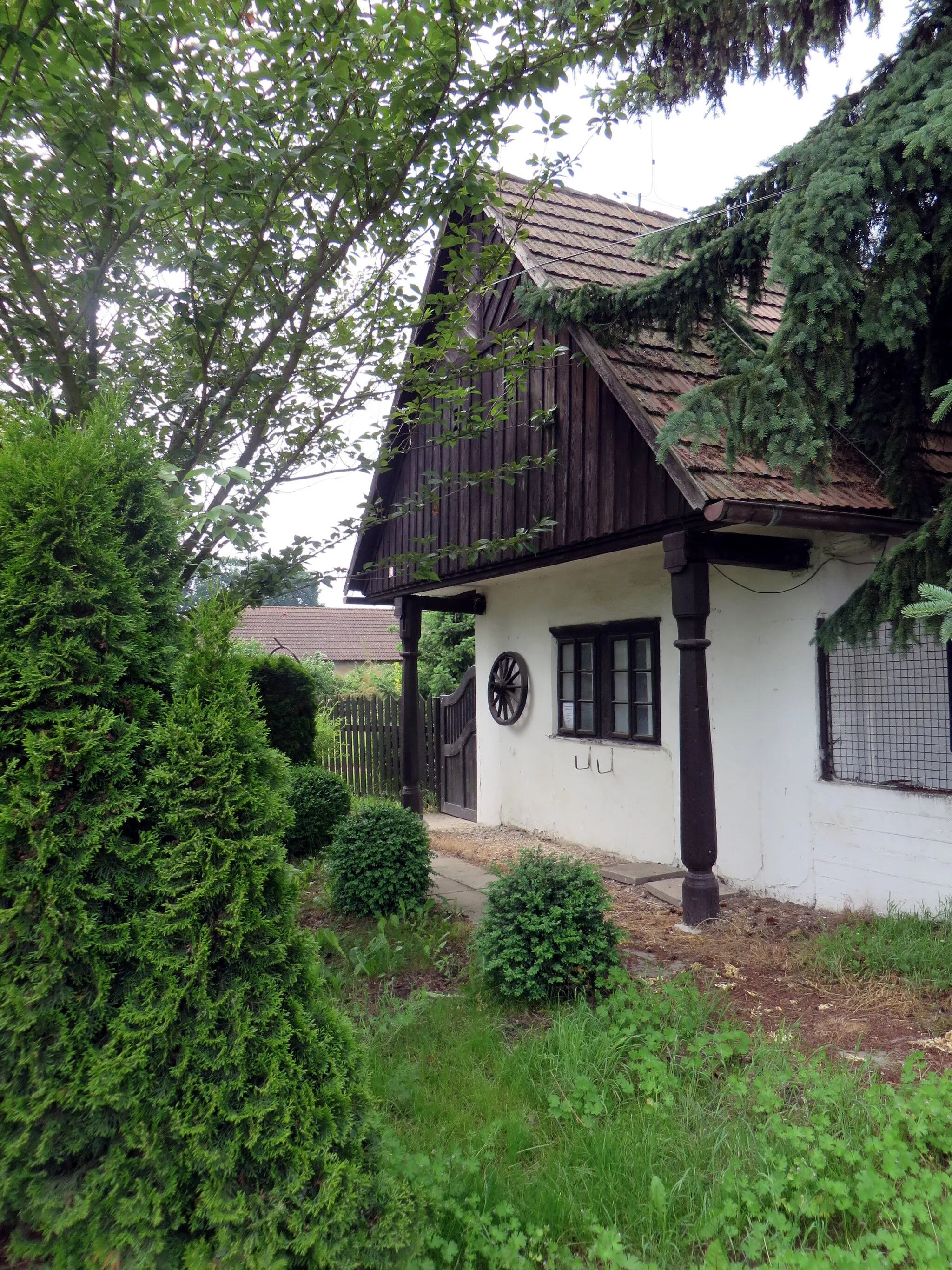 Photo showing: Hronětice – starý dům. GPS: 50.2008981N, 14.9502281E