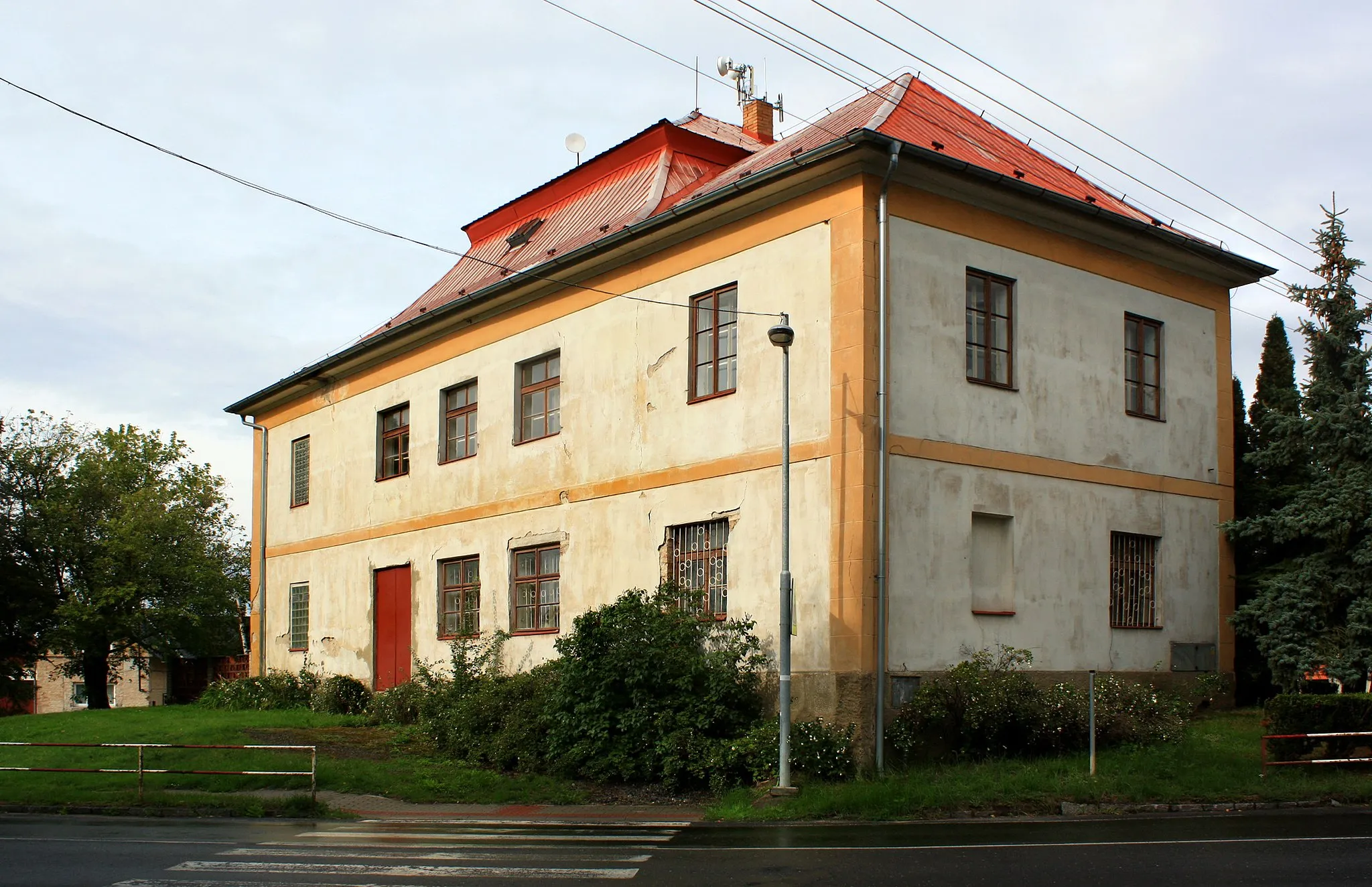 Photo showing: Old school in Kostomlaty nad Labem, Czech Republic