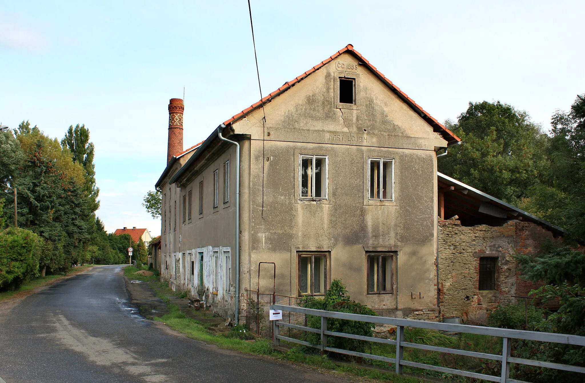 Photo showing: Old factory in Hronětice, part of Kostomlaty nad Labem, Czech Republic