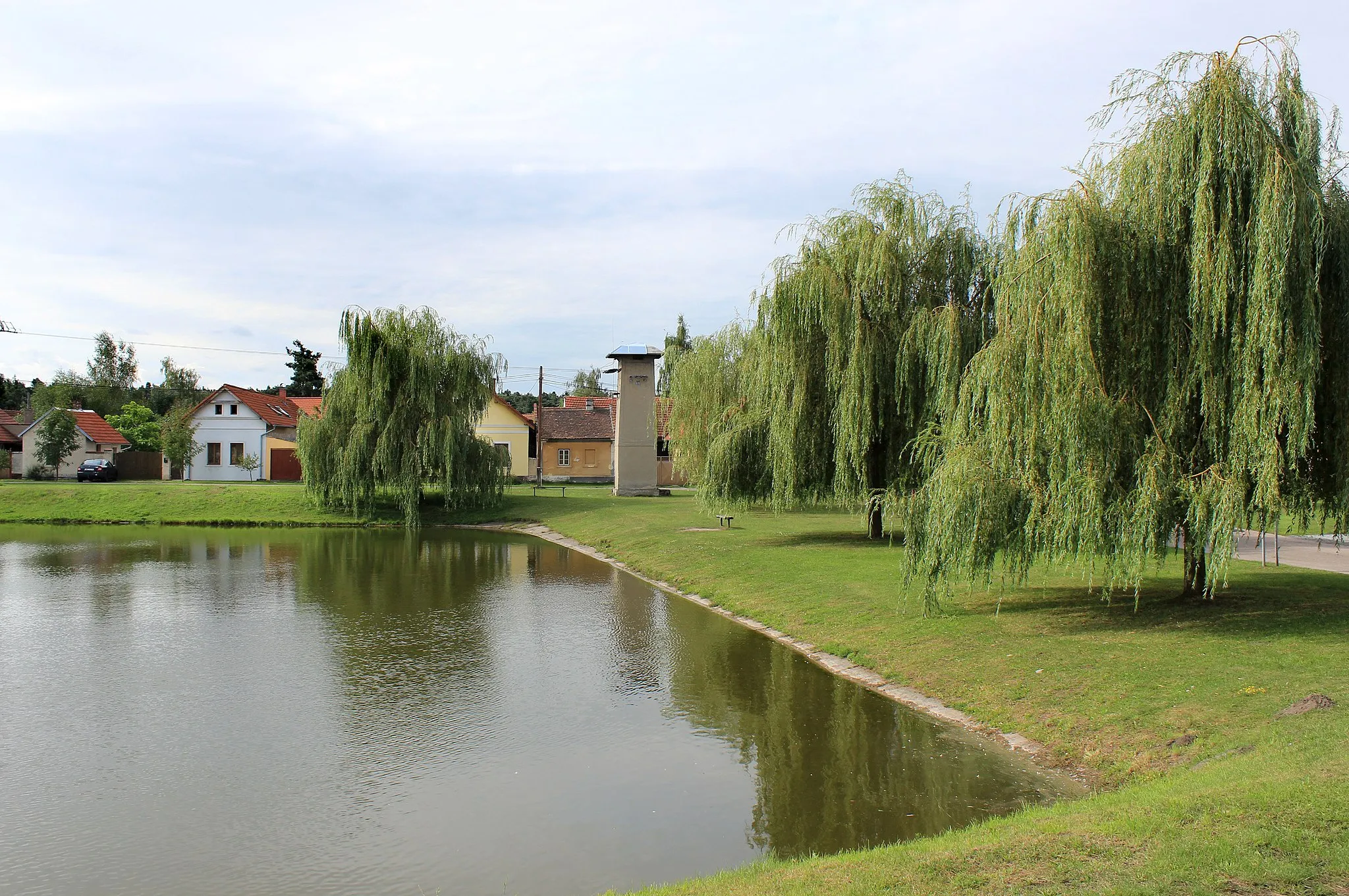 Photo showing: Pond in Kostelní Lhota, Czech Republic.