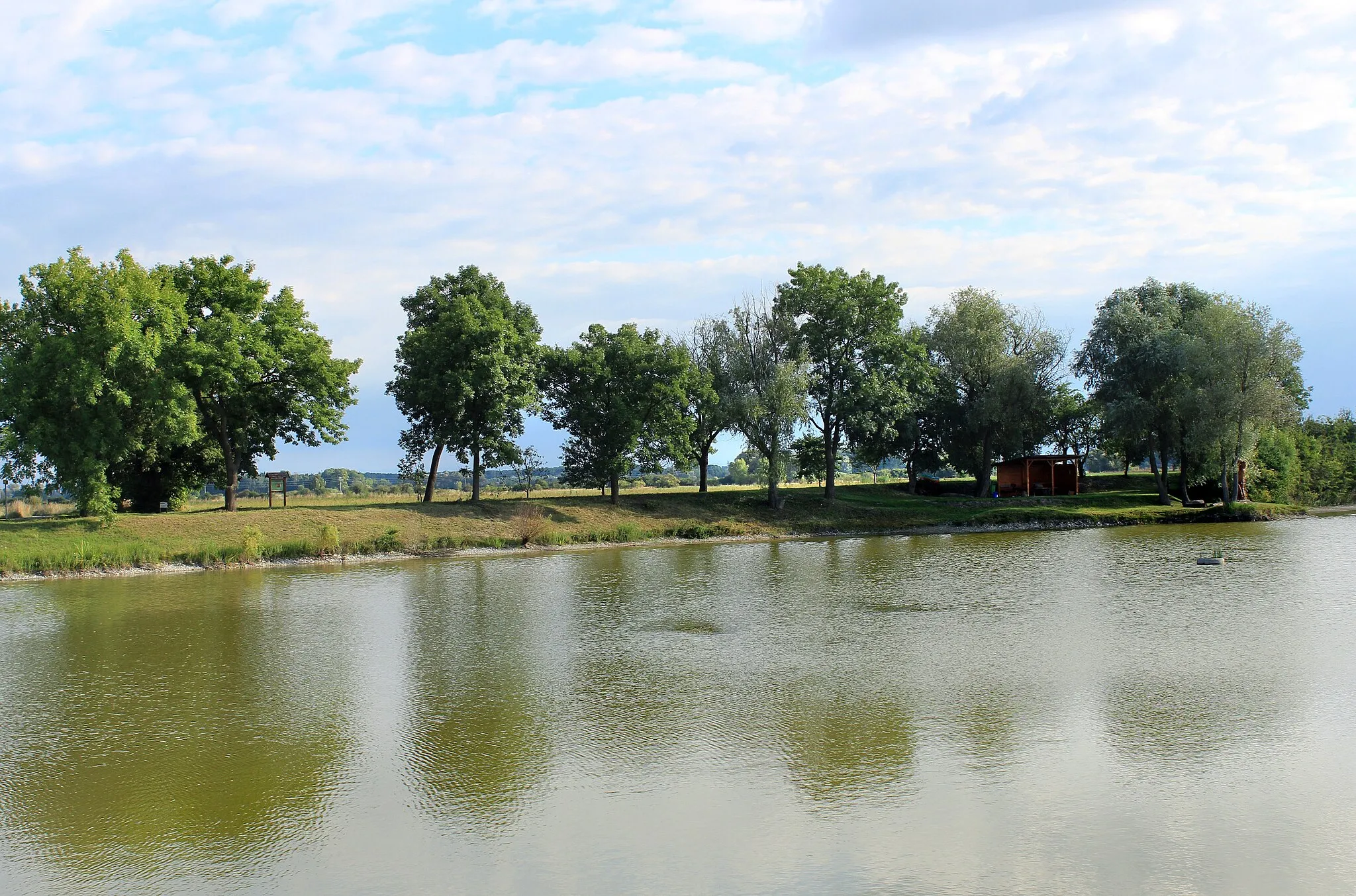 Photo showing: Hliňovka pond in Hořátev, Czech Republic.