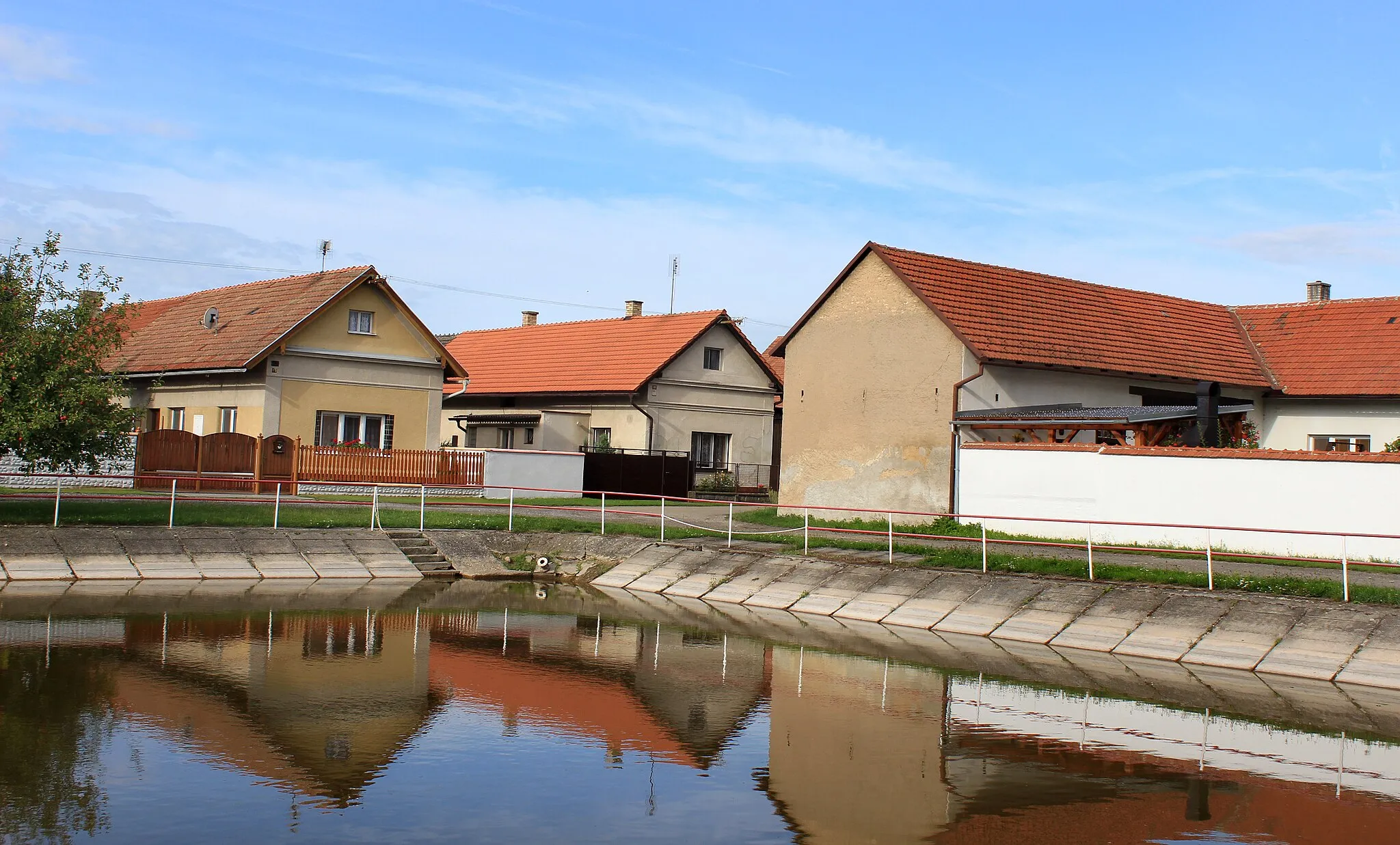 Photo showing: Small pond in Hořátev, Czech Republic.