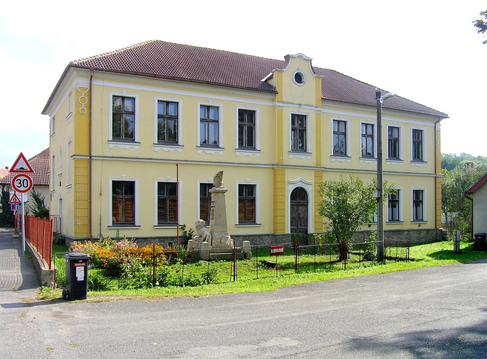 Photo showing: Old school in Kuří, part of Říčany, Czech Republic