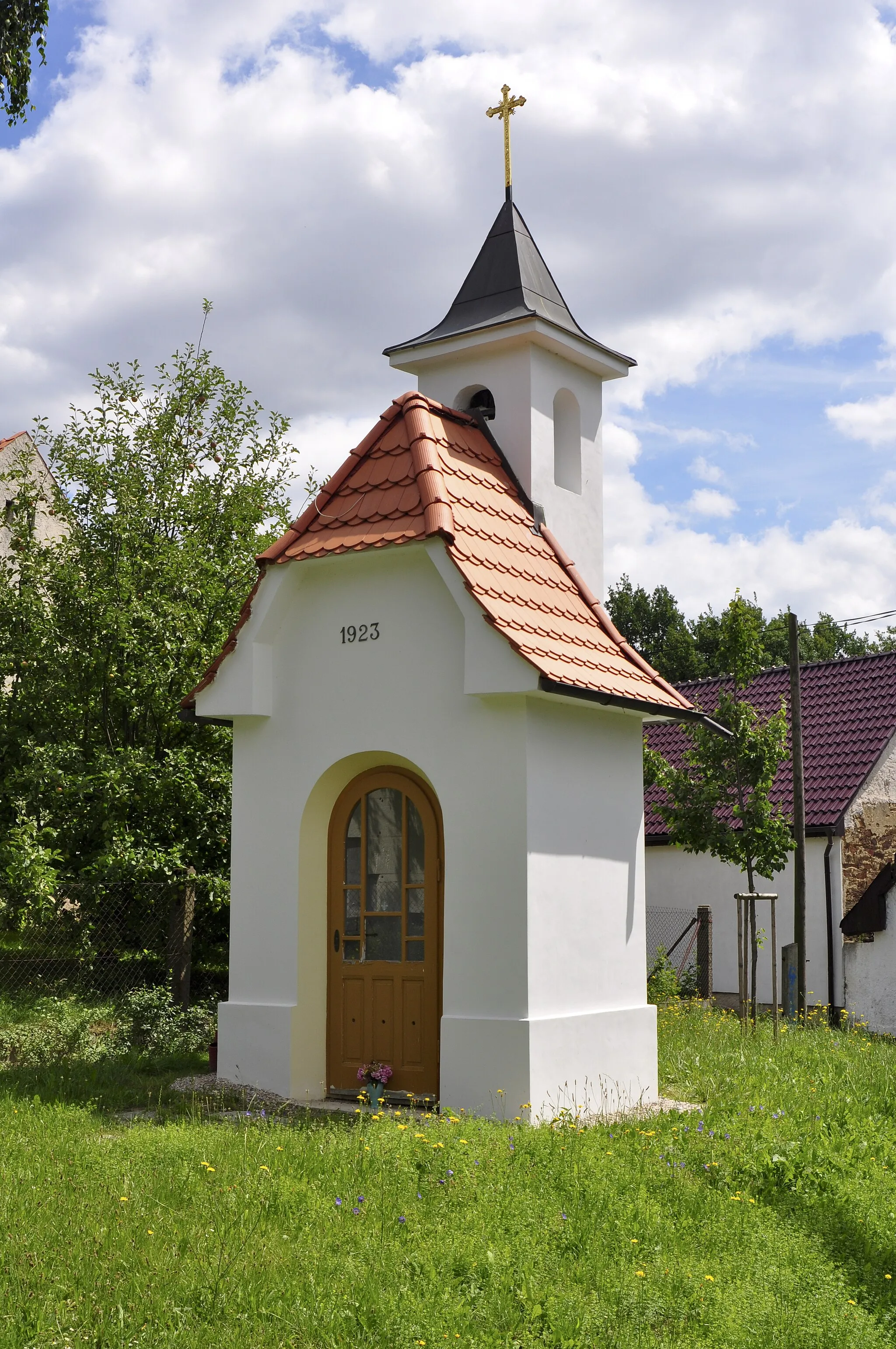 Photo showing: Voděrádky, small chapel