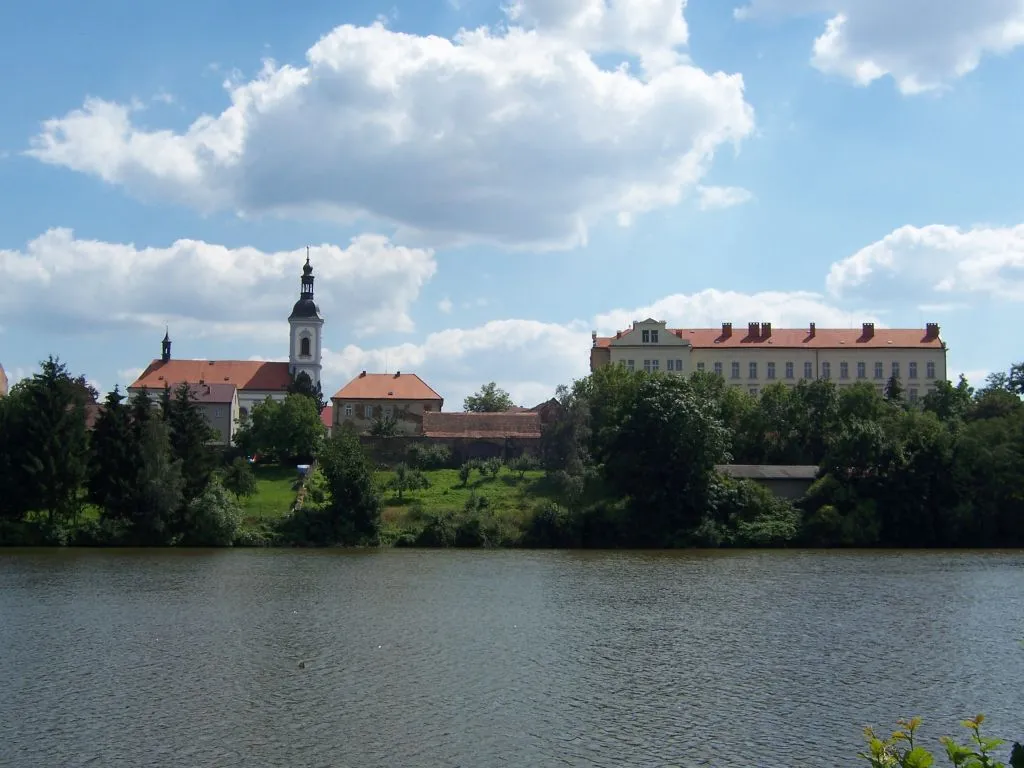 Photo showing: Říčany, center of town over the Mlýnský Pond