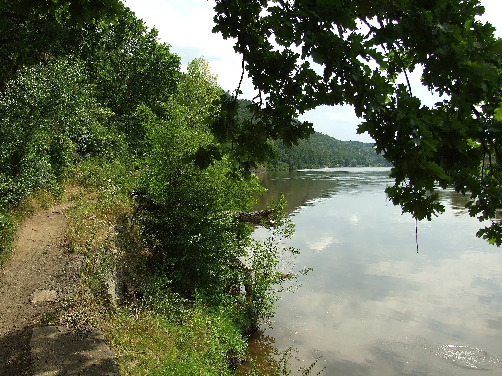 Photo showing: A path on Vltava riverbank from Řež to Kralupy nad Vltavou. The rocks are protected as Větrušická rokle natural memorial. Central Bohemian Region, CZ