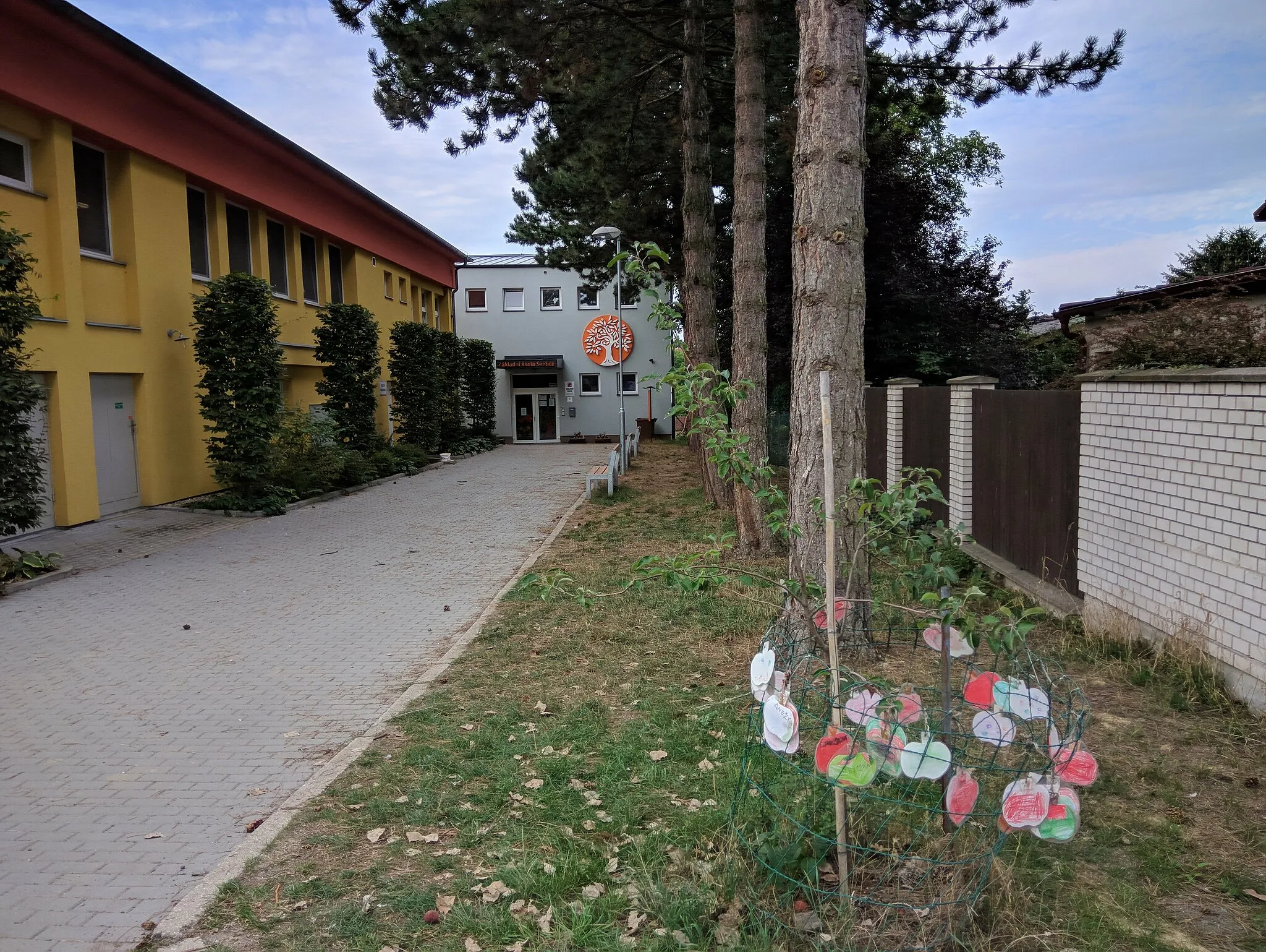 Photo showing: Local elementary school in Světice