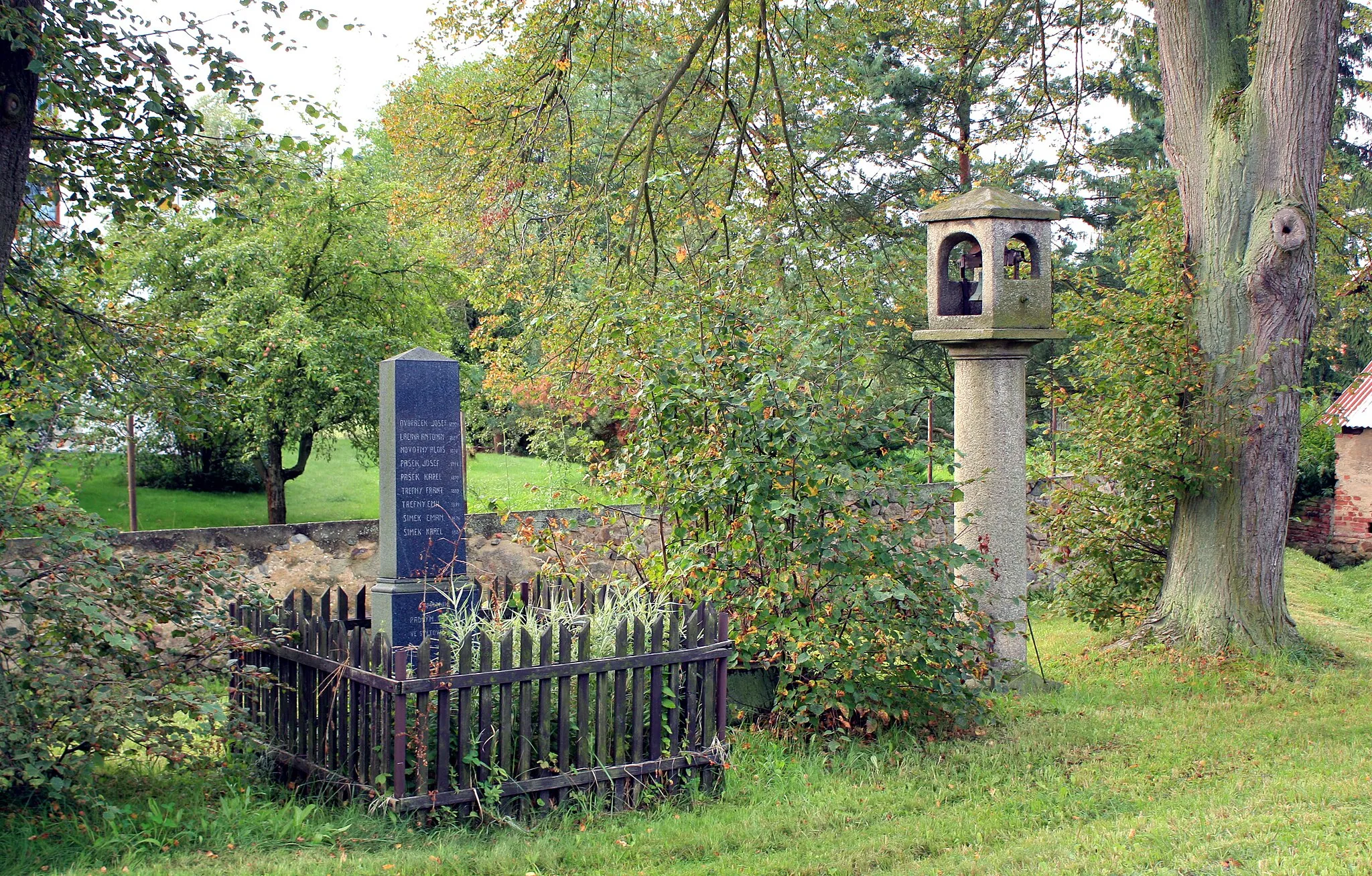 Photo showing: World War I memorial and bell tower in Nechánice, part of Sulice village, Czech Republic