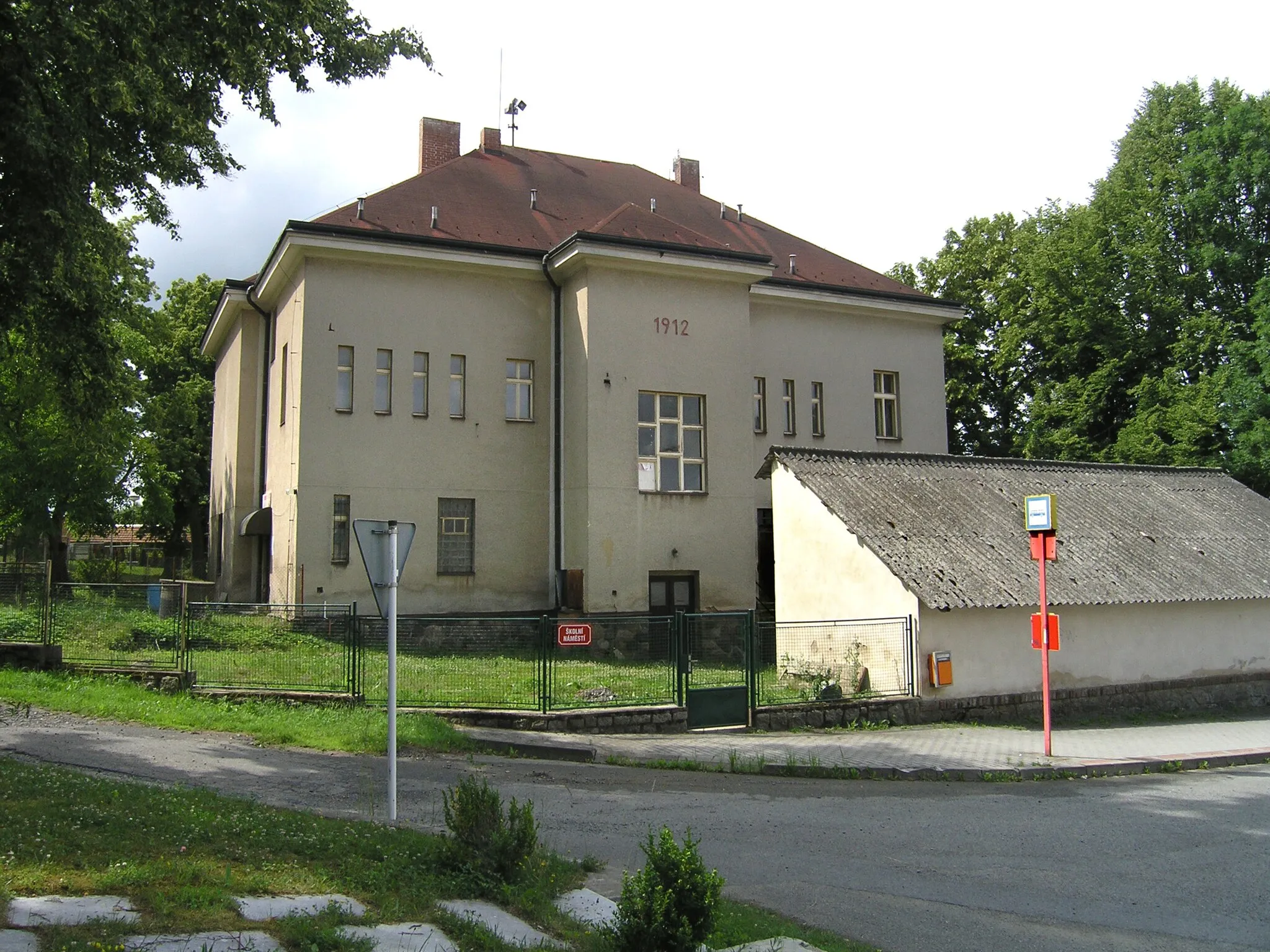 Photo showing: Elementary school in Struhařov, Czech Republic