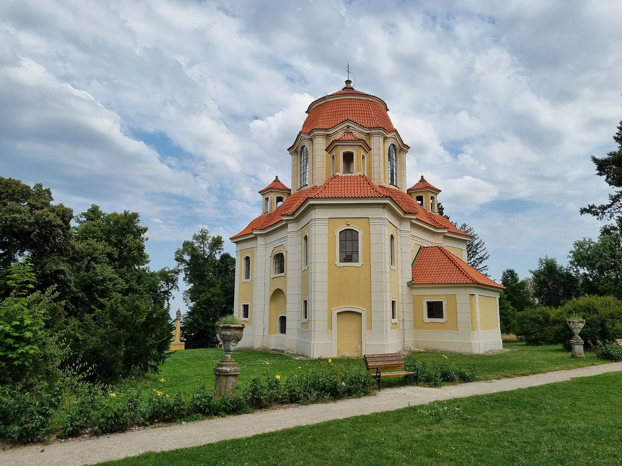 Photo showing: View of the chapel of St. Anne from the park.