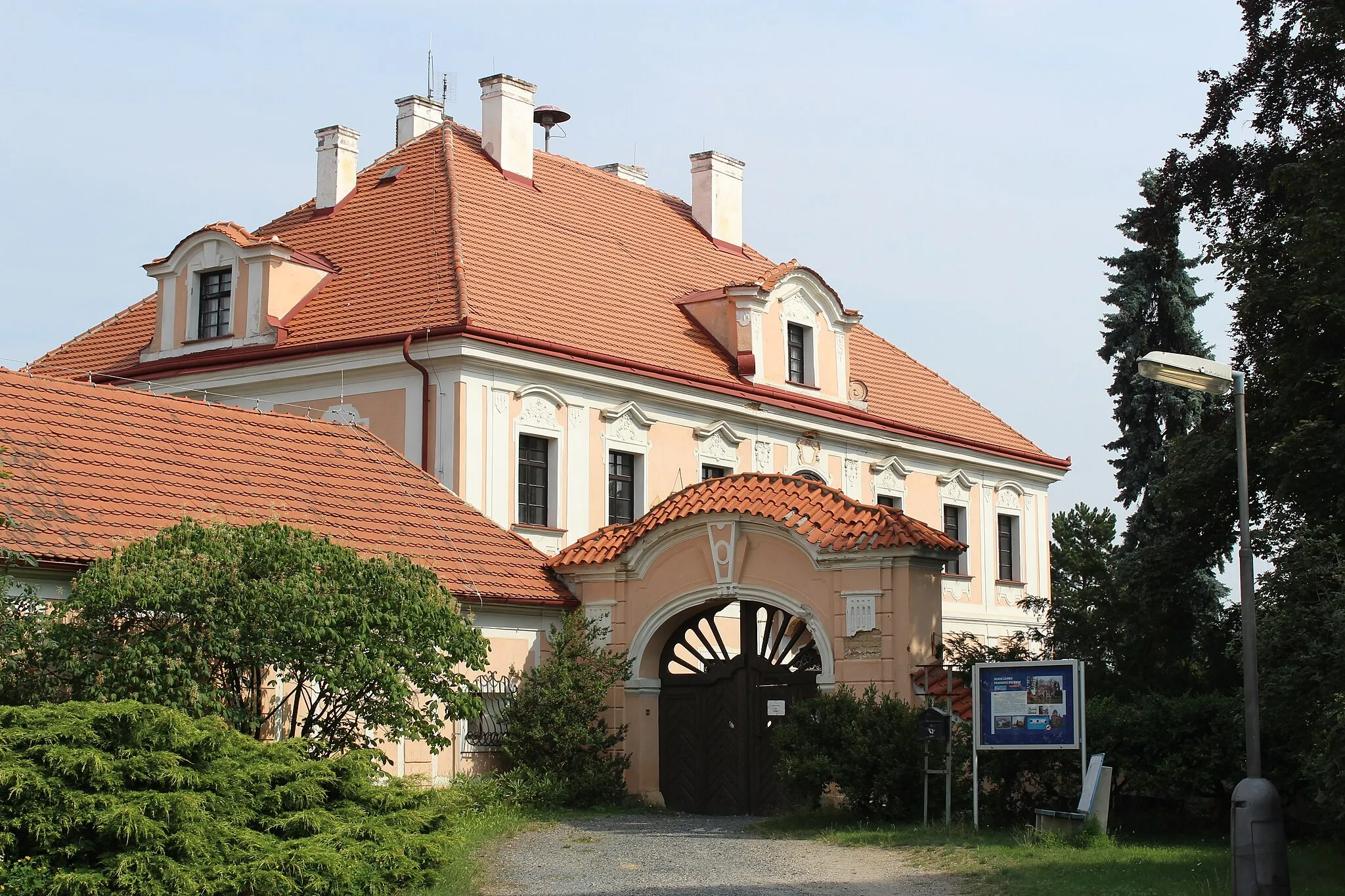 Photo showing: Snímky benediktinských klášterů, se kterými se RNDr. Jan Maňák se přihlásil do mezinárodní fotografické soutěže VIA BENEDICTINA
http://www.klasterbroumov.cz/cs/mezinarodni-fotograficka-s
http://klastery.zonerama.com/Album/315429
K účasti v soutěži jej vyzval Mgr. Dušan Foltýn jeden z organizátorů a přední český monasteriolog . 
V soutěži Honza Maňák reprezentoval i svého zaměstnavatele Atelier Svatopluk, o.p.s. v Litni,, který pro něj s Úřadem práce Beroun vytvořil chráněné pracovní místo fotograf a propagovat krásy Litně – http://obecliten.cz, Berounska a Karlštejnska.

Proto také zamířil s fotoaparátem na 4 místa spojená s benediktinským řádem - Břevnov a Emauzy v Praze, Sv. Jan pod Skalou a Panenské Břežany a pro soutěž vybral 10 snímků. V polském Krakově byl oceněn snímek sv. Jana pod Skalou.